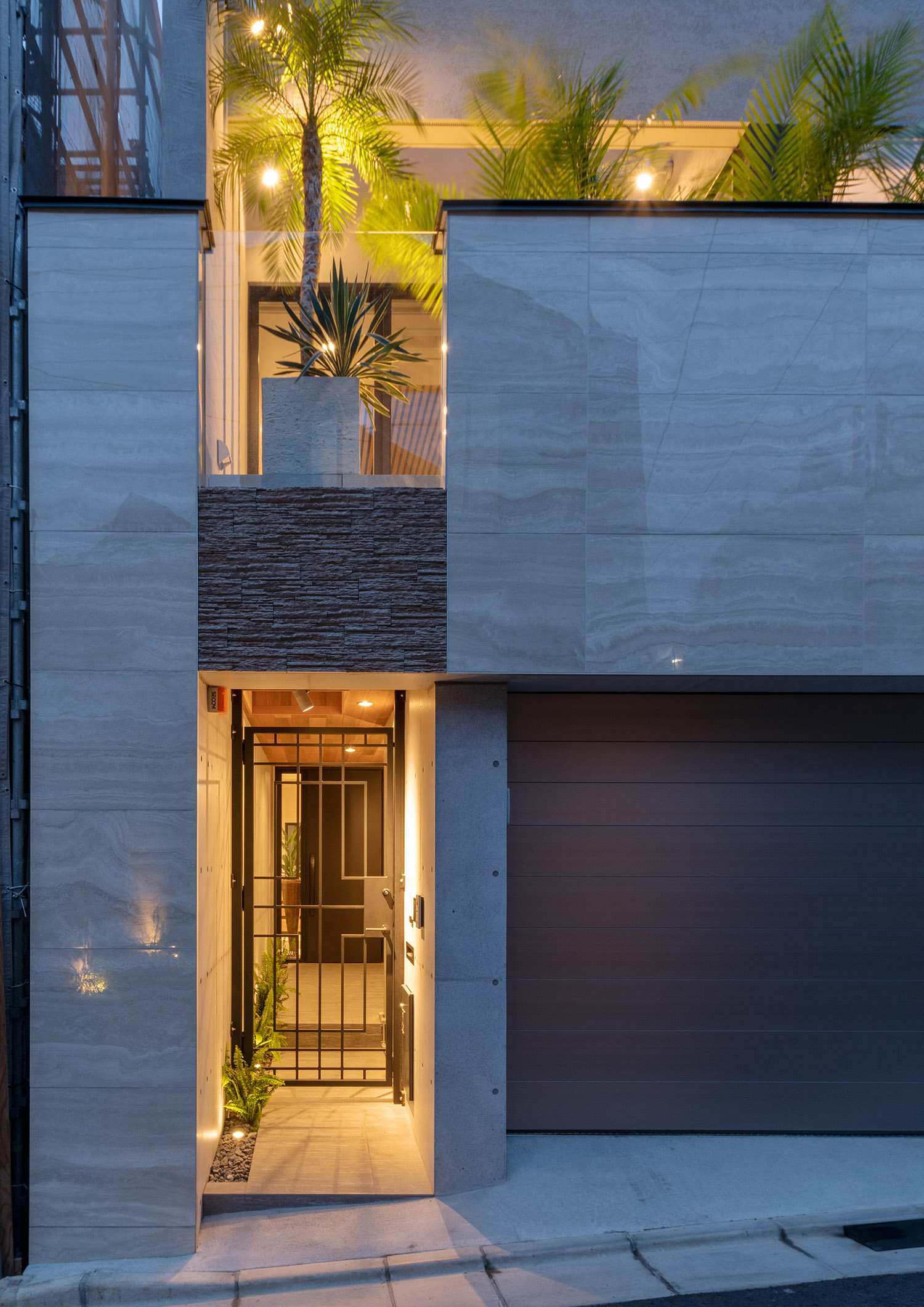 注文住宅・外観・玄関・アイアンの門扉・コンクリート・アジアンリゾート 注文住宅・デザイン住宅建築実例_『CASE745 自由が丘の家』_外観