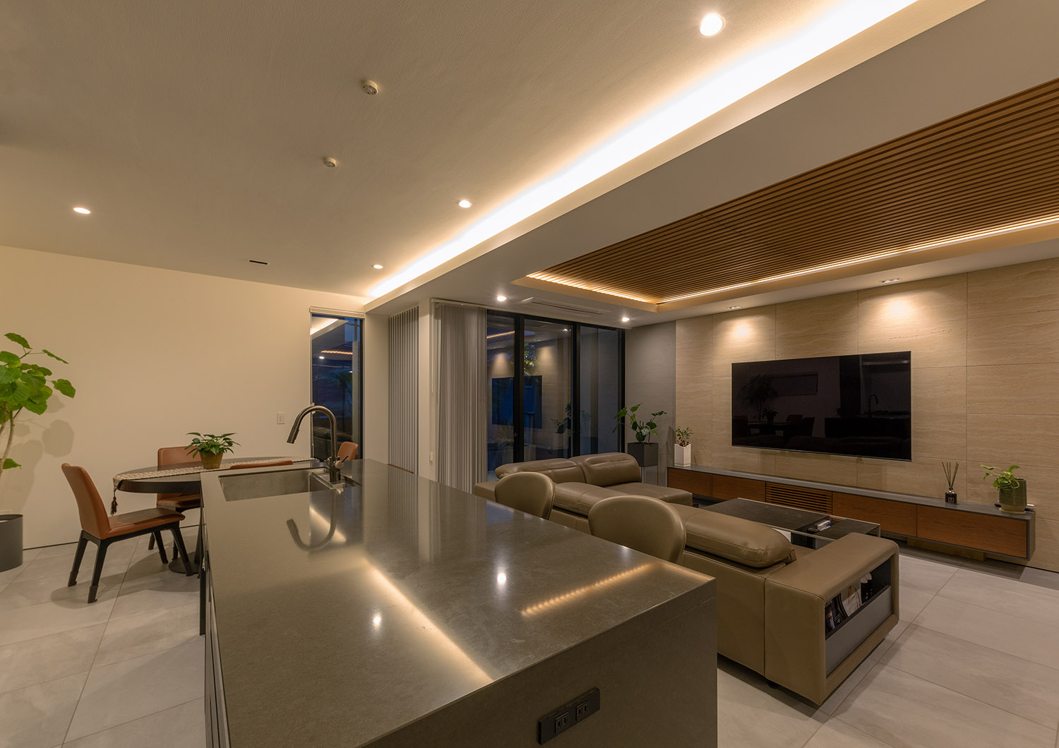 注文住宅・LDK・タイル・バルコニーとつながる・ルーバー天井・アジアンリゾート 注文住宅・デザイン住宅建築実例_『CASE745 自由が丘の家』_LDK