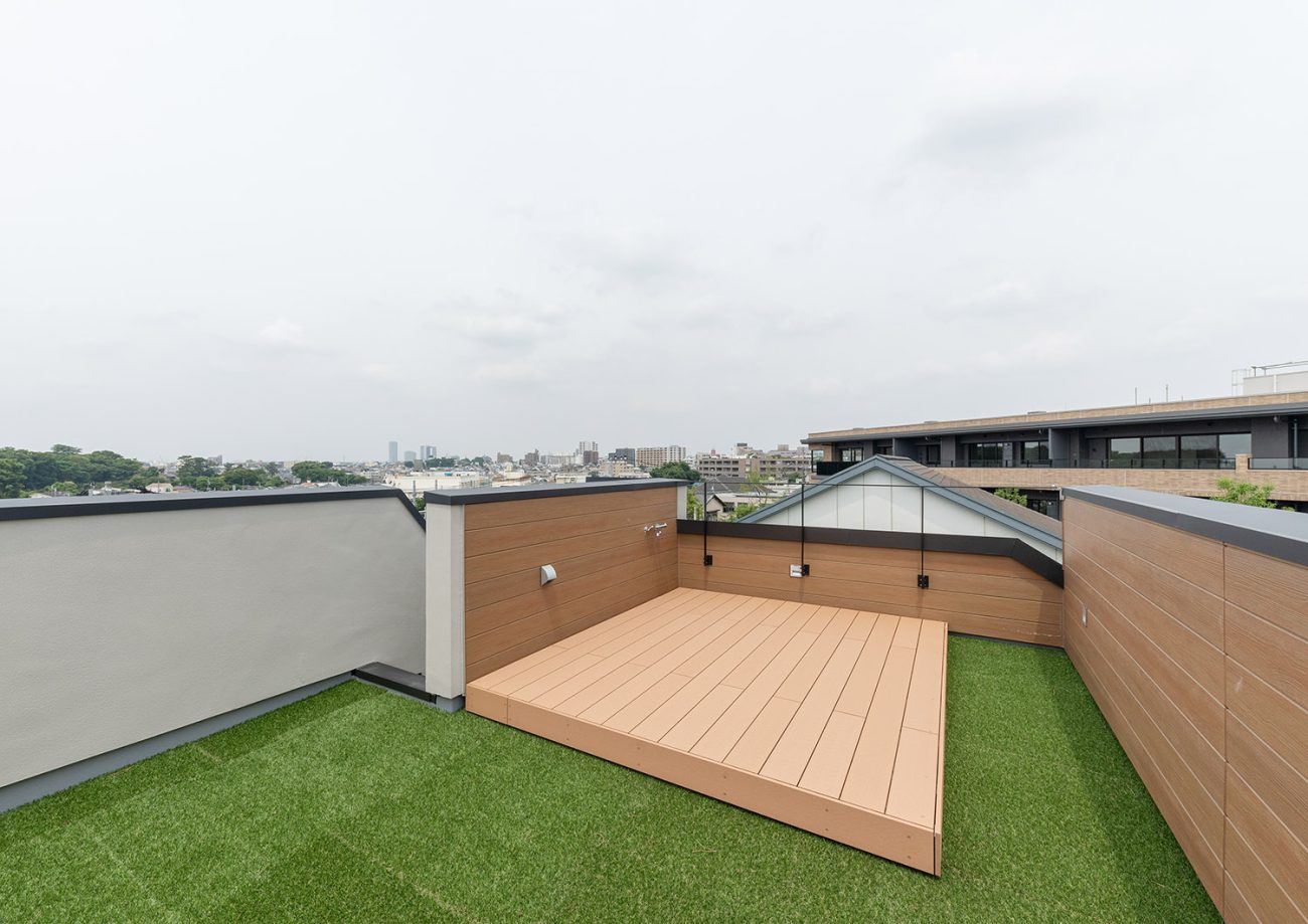 注文住宅・ルーフバルコニー・ウッドデッキ・芝生 注文住宅・デザイン住宅建築実例_『CASE745 自由が丘の家』_テラス・バルコニー