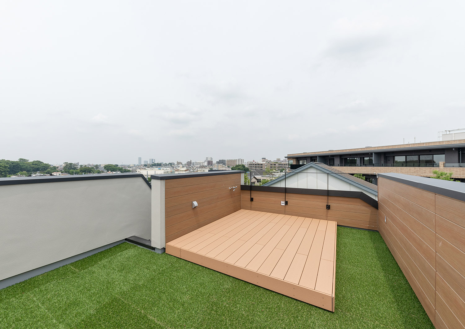 注文住宅・ルーフバルコニー・ウッドデッキ・芝生 注文住宅・デザイン住宅建築実例_『CASE745 自由が丘の家』_テラス・バルコニー