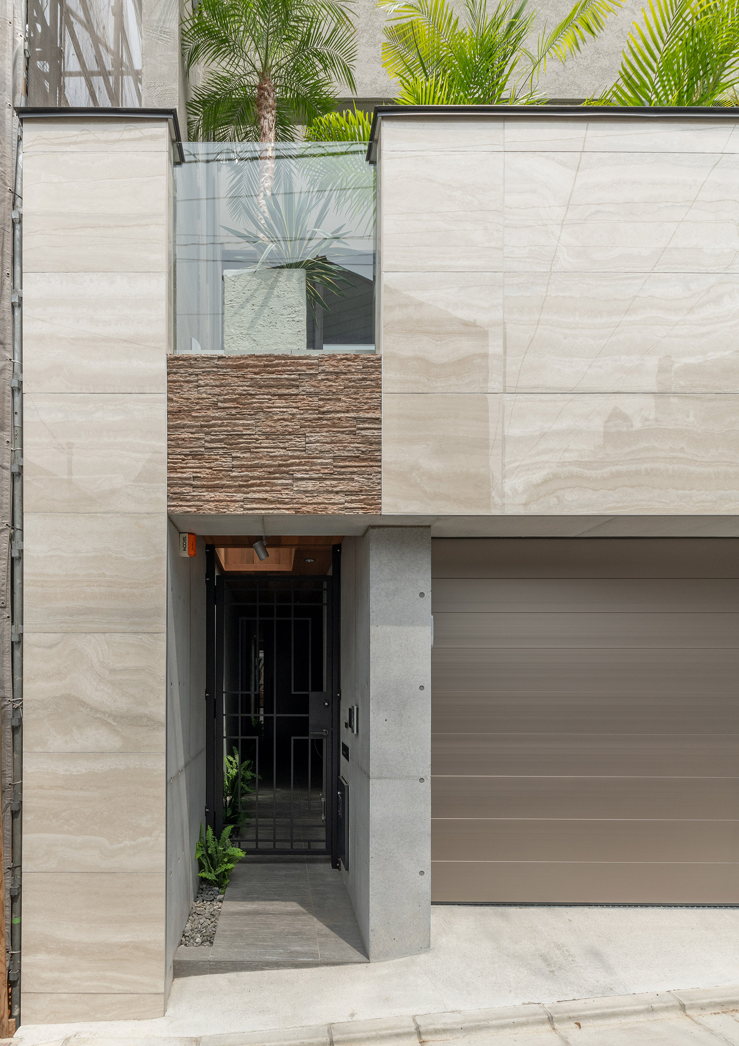 注文住宅・外観・玄関・アイアンの門扉・コンクリート・アジアンリゾート 注文住宅・デザイン住宅建築実例_『CASE745 自由が丘の家』_外観