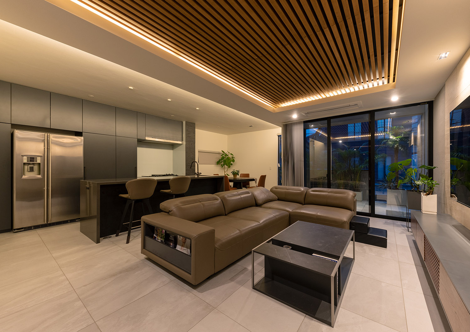 注文住宅・LDK・タイル・バルコニーとつながる・ルーバー天井・アジアンリゾート 注文住宅・デザイン住宅建築実例_『CASE745 自由が丘の家』_LDK