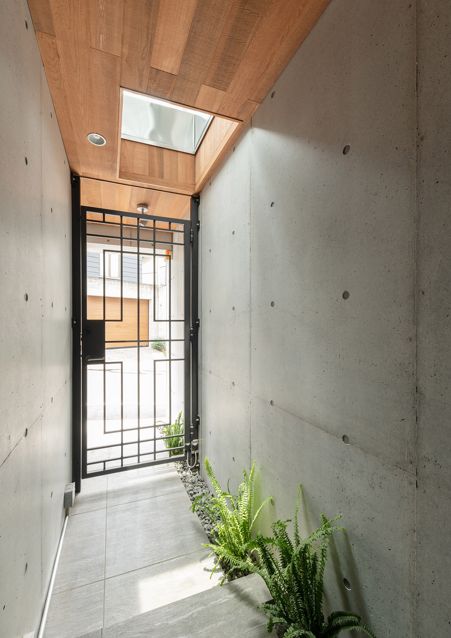 注文住宅・外観・玄関・アイアンの門扉・コンクリート・アジアンリゾート 注文住宅・デザイン住宅建築実例_『CASE745 自由が丘の家』_外観