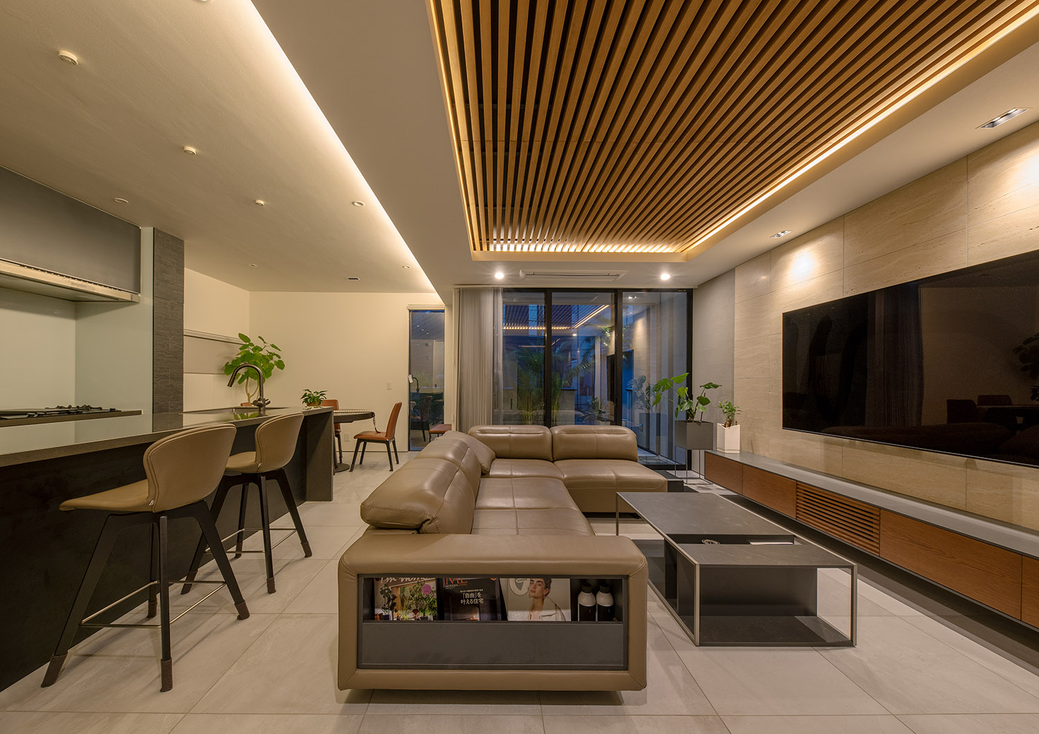 注文住宅・LDK・タイル・バルコニーとつながる・ルーバー天井・アジアンリゾート 注文住宅・デザイン住宅建築実例_『CASE745 自由が丘の家』_LDK