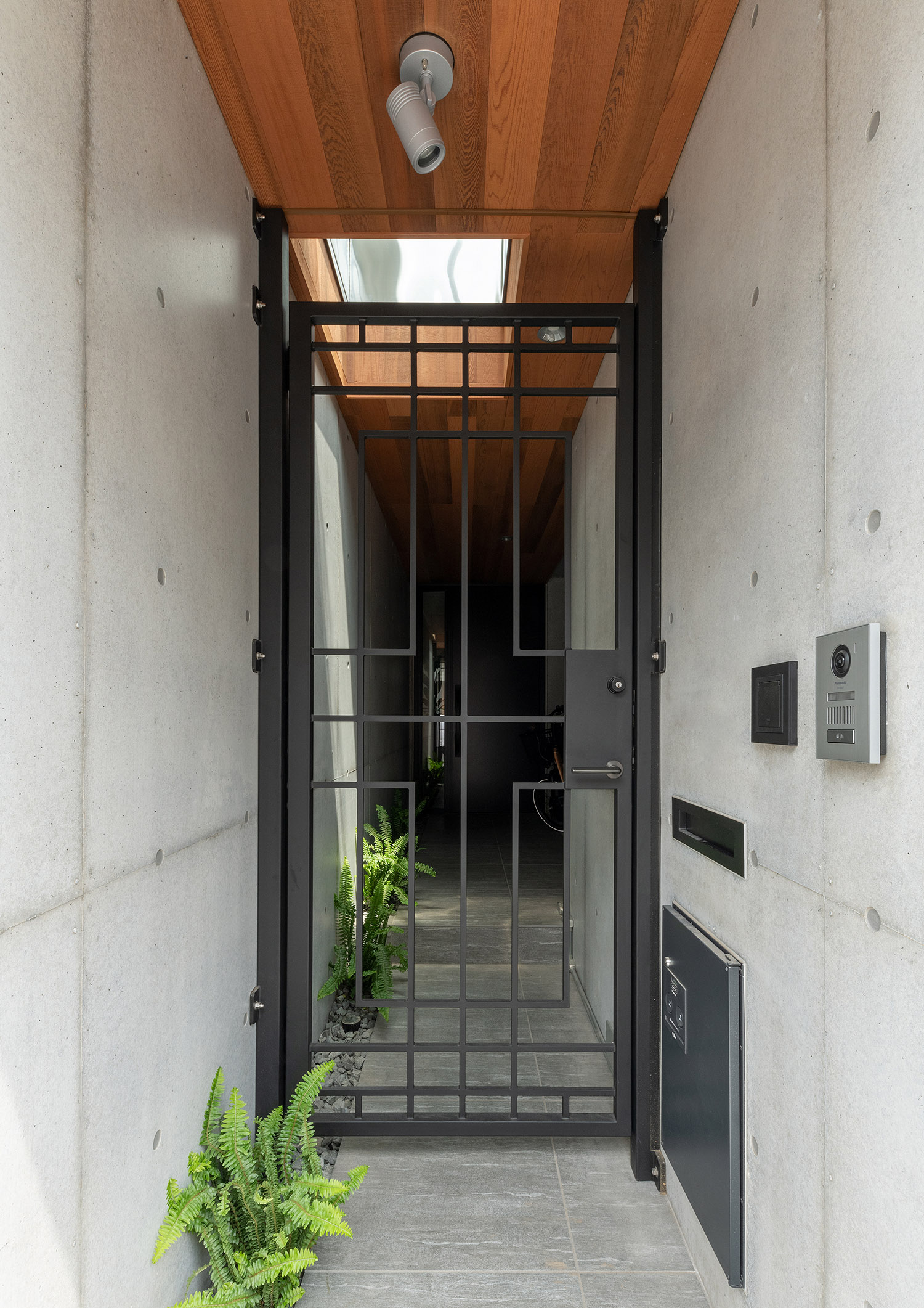 注文住宅・外観・玄関・アイアンの門扉・コンクリート・アジアンリゾート 注文住宅・デザイン住宅建築実例_『CASE745 自由が丘の家』_外観