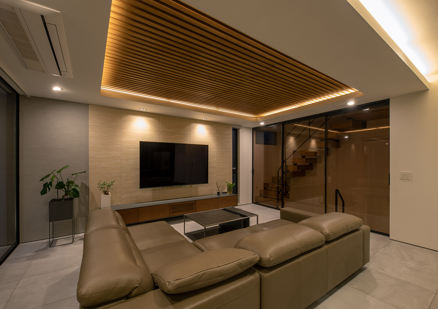 注文住宅・LDK・タイル・ガラス扉・ハイドア・ルーバー天井・アジアンリゾート 注文住宅・デザイン住宅建築実例_『CASE745 自由が丘の家』_LDK