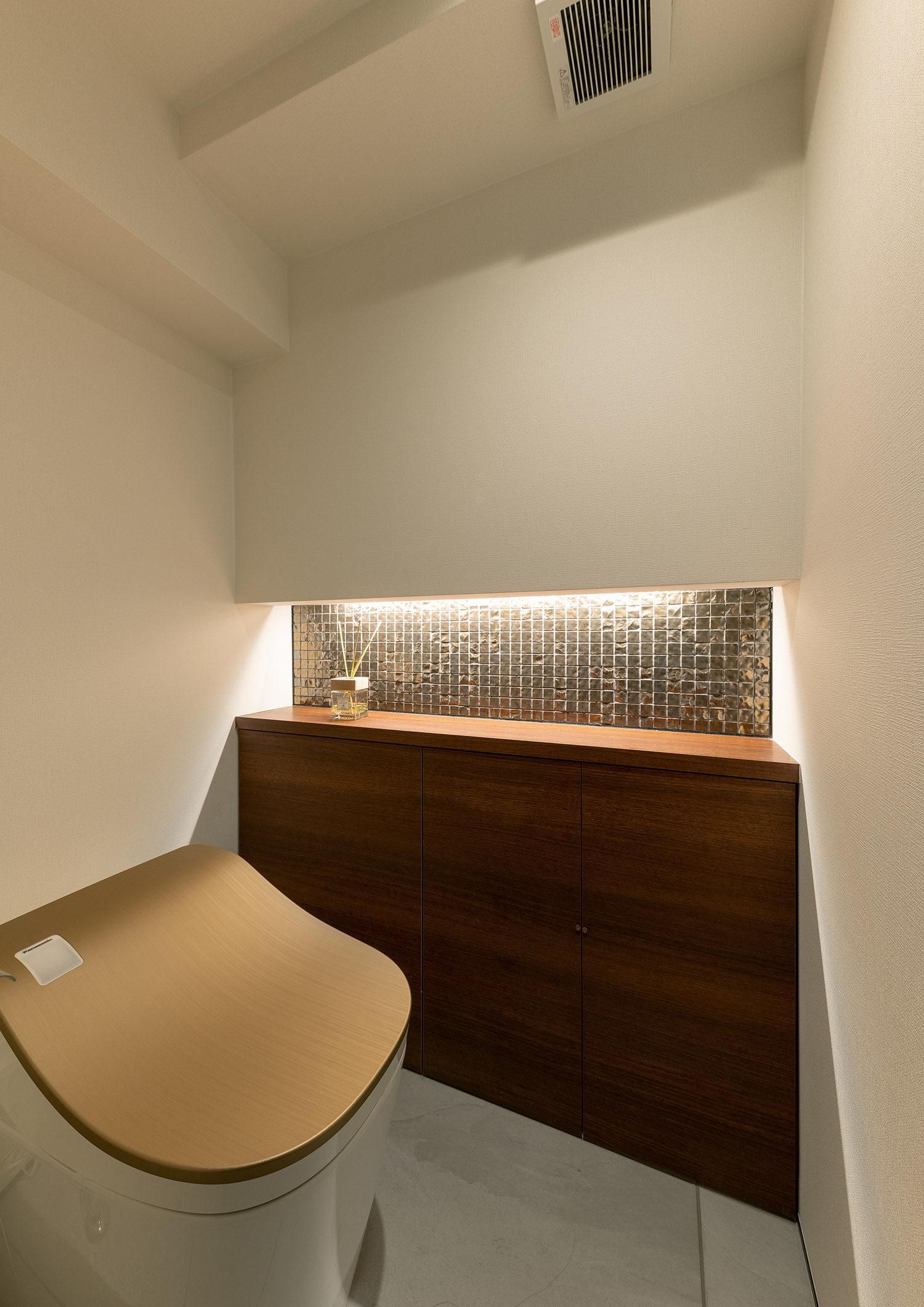 注文住宅・トイレ・飾り棚・蓋の色・おしゃれ 注文住宅・デザイン住宅建築実例_『CASE745 自由が丘の家』_トイレ