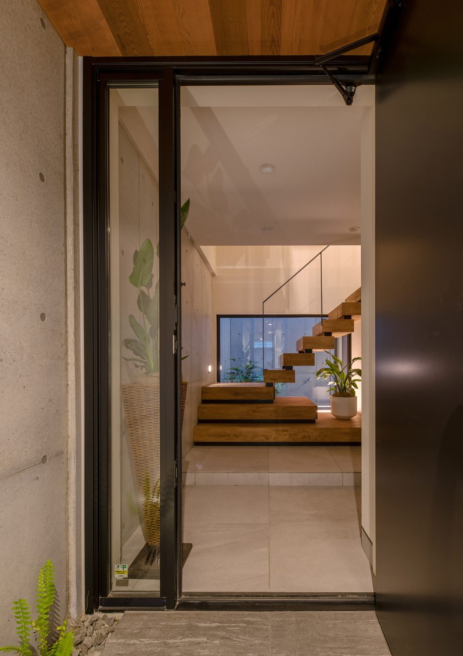 注文住宅・玄関・タイル・コンクリート・木目の天井・FIX窓 注文住宅・デザイン住宅建築実例_『CASE745 自由が丘の家』_玄関