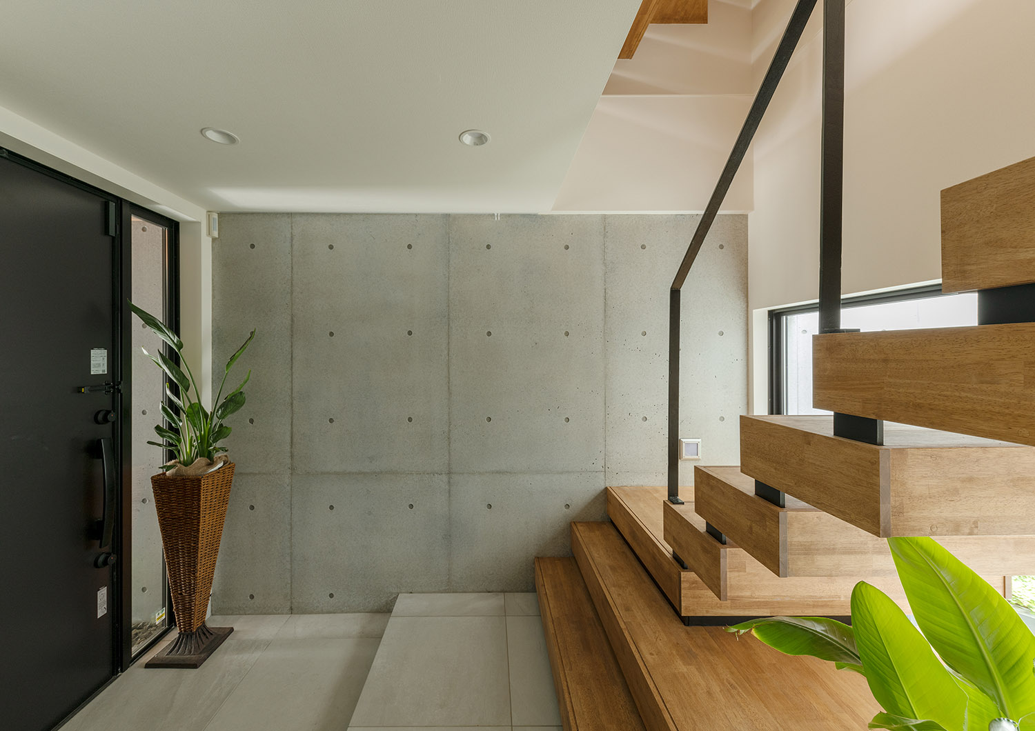 注文住宅・玄関・タイル・コンクリート・スケルトン階段 注文住宅・デザイン住宅建築実例_『CASE745 自由が丘の家』_玄関