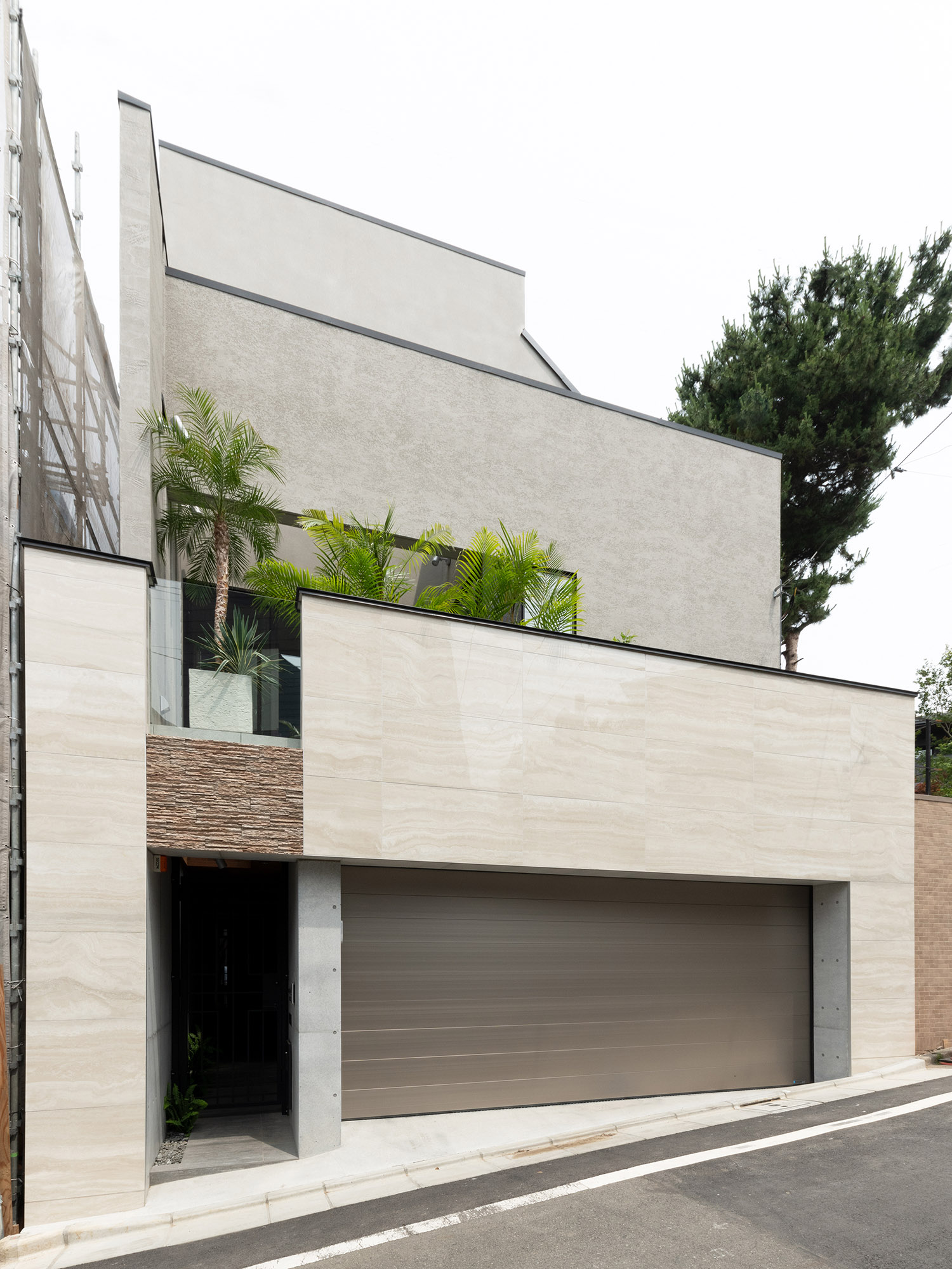 注文住宅・外観・ビルトインガレージ・コンクリート・アジアンリゾート 注文住宅・デザイン住宅建築実例_『CASE745 自由が丘の家』_外観