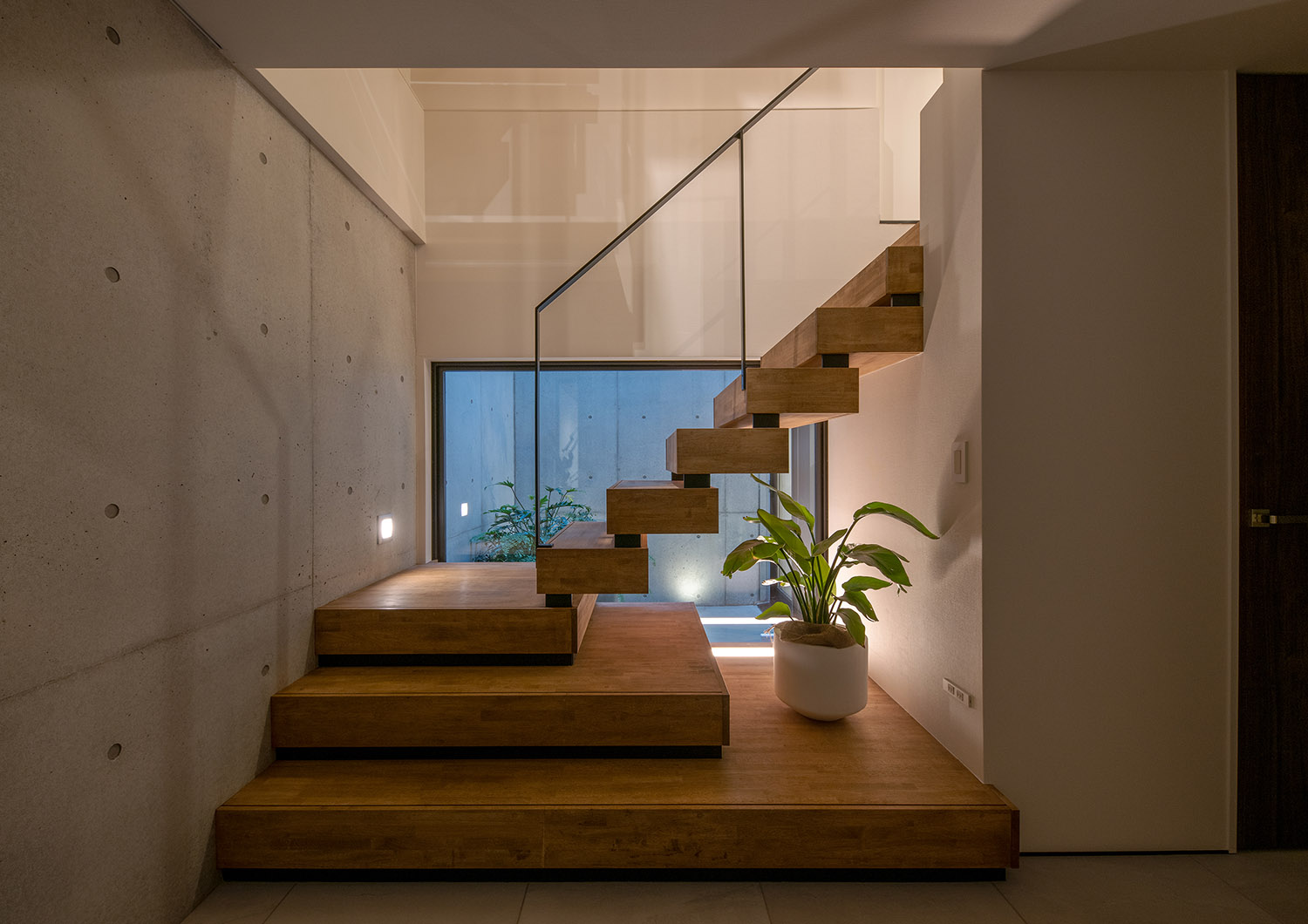 注文住宅・スケルトン階段・木製・FIX窓・アイアンの手すり・フットライト 注文住宅・デザイン住宅建築実例_『CASE745 自由が丘の家』_階段