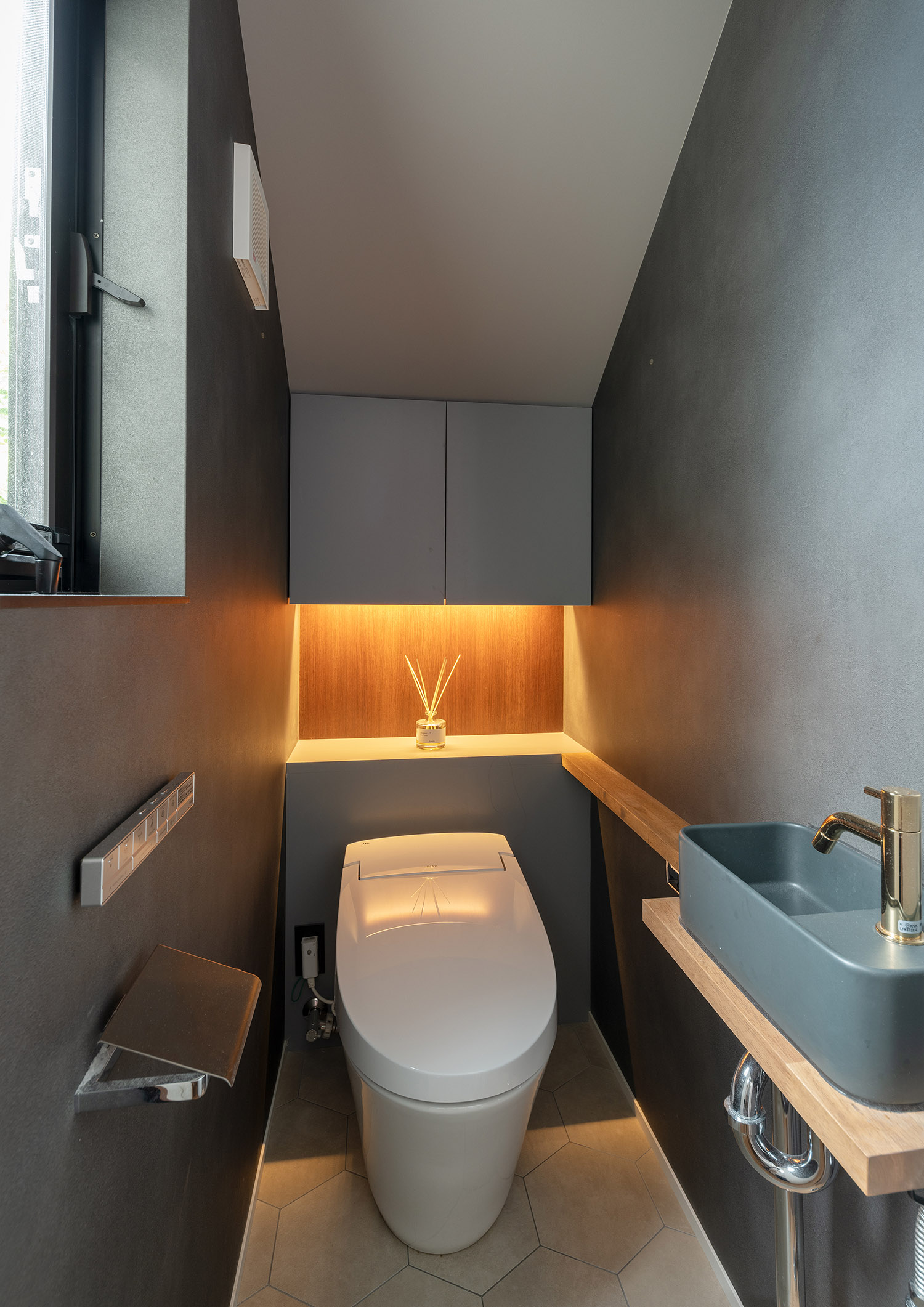 注文住宅・トイレ・薄型手洗い・グレーを基調とした・飾り棚 注文住宅・デザイン住宅建築実例_『CASE745 自由が丘の家』_トイレ