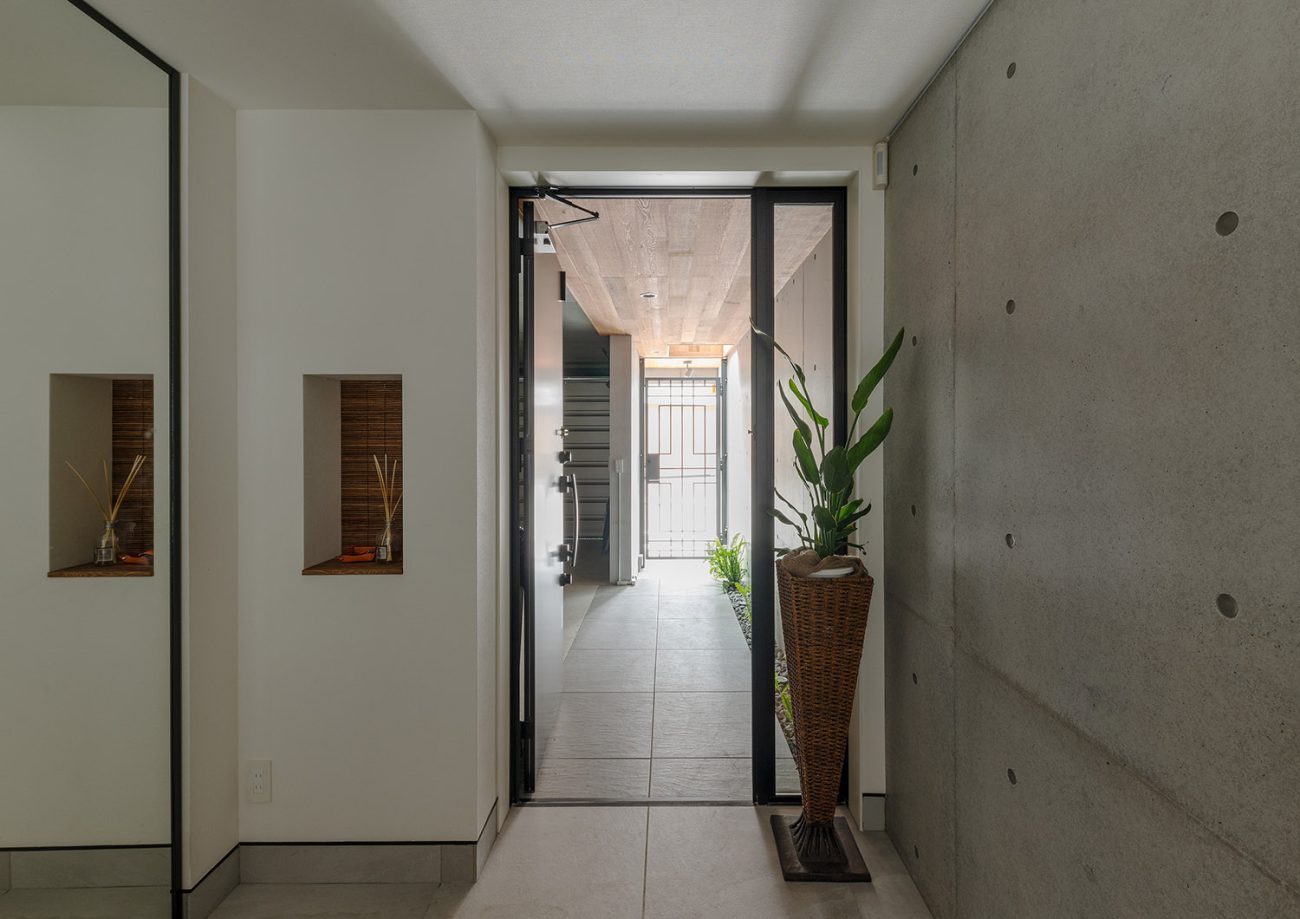 注文住宅・玄関・アプローチ・タイル・コンクリート 注文住宅・デザイン住宅建築実例_『CASE745 自由が丘の家』_玄関