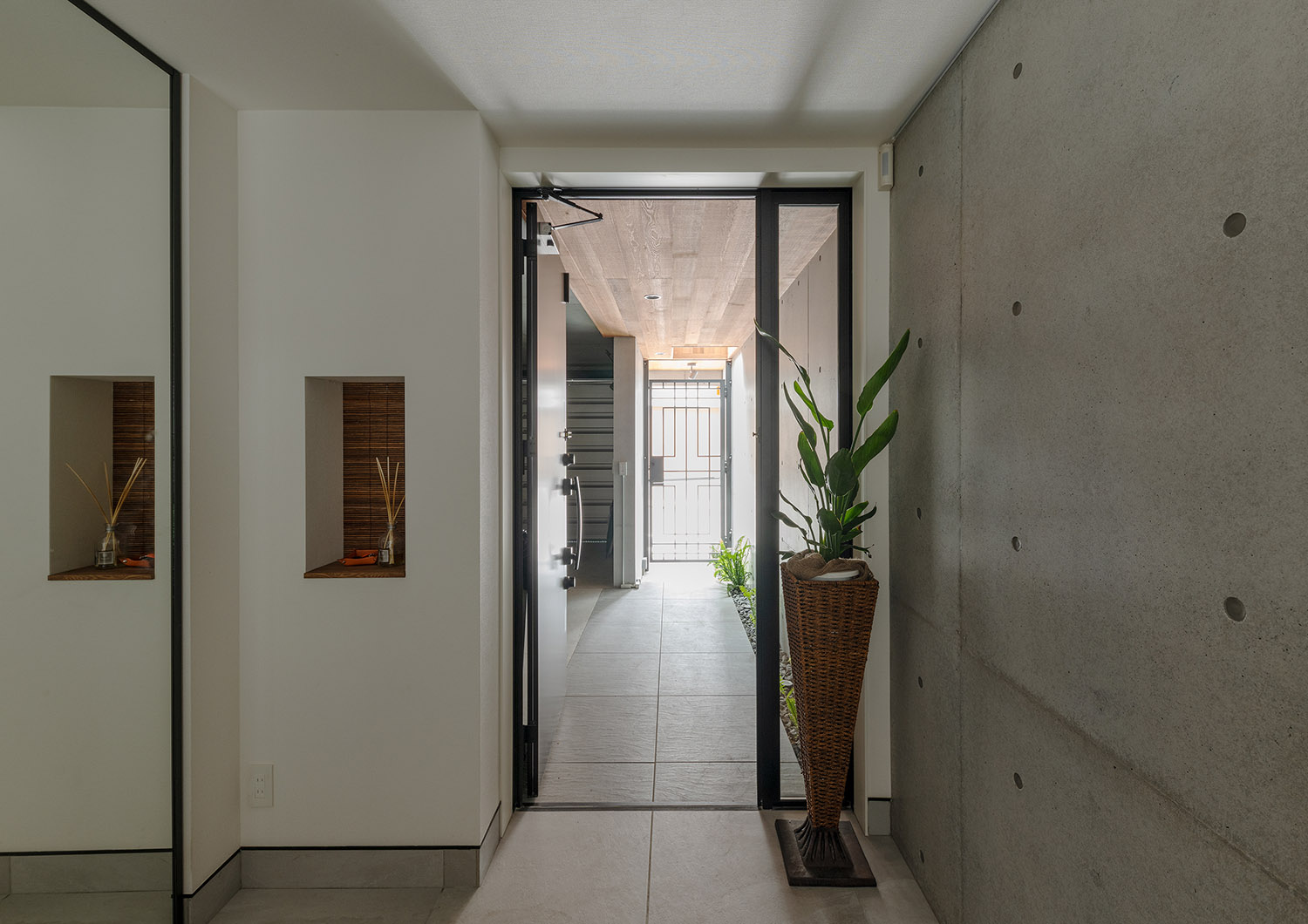 注文住宅・玄関・アプローチ・タイル・コンクリート 注文住宅・デザイン住宅建築実例_『CASE745 自由が丘の家』_玄関