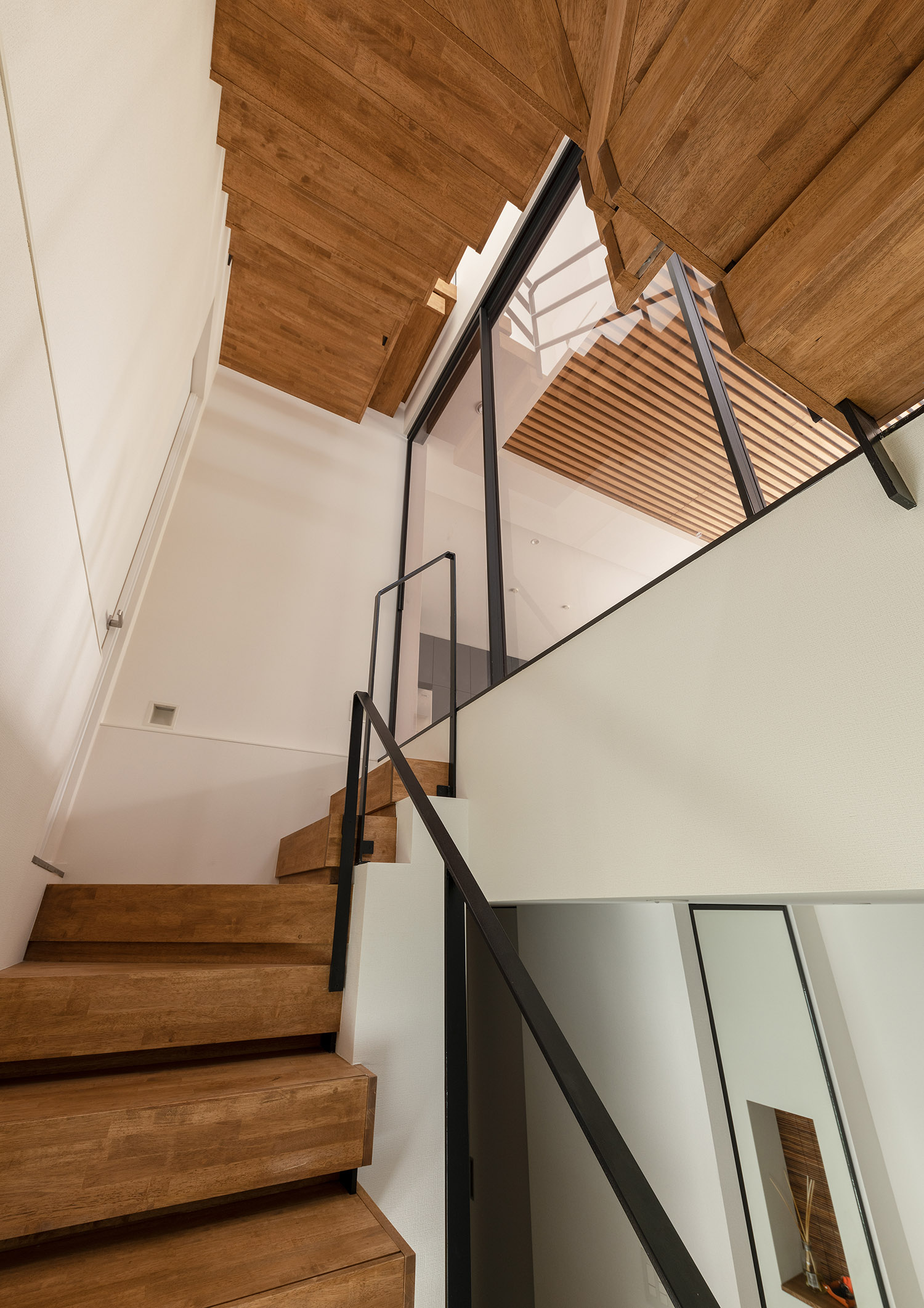 注文住宅・階段・木製・アイアンの手すり 注文住宅・デザイン住宅建築実例_『CASE745 自由が丘の家』_階段