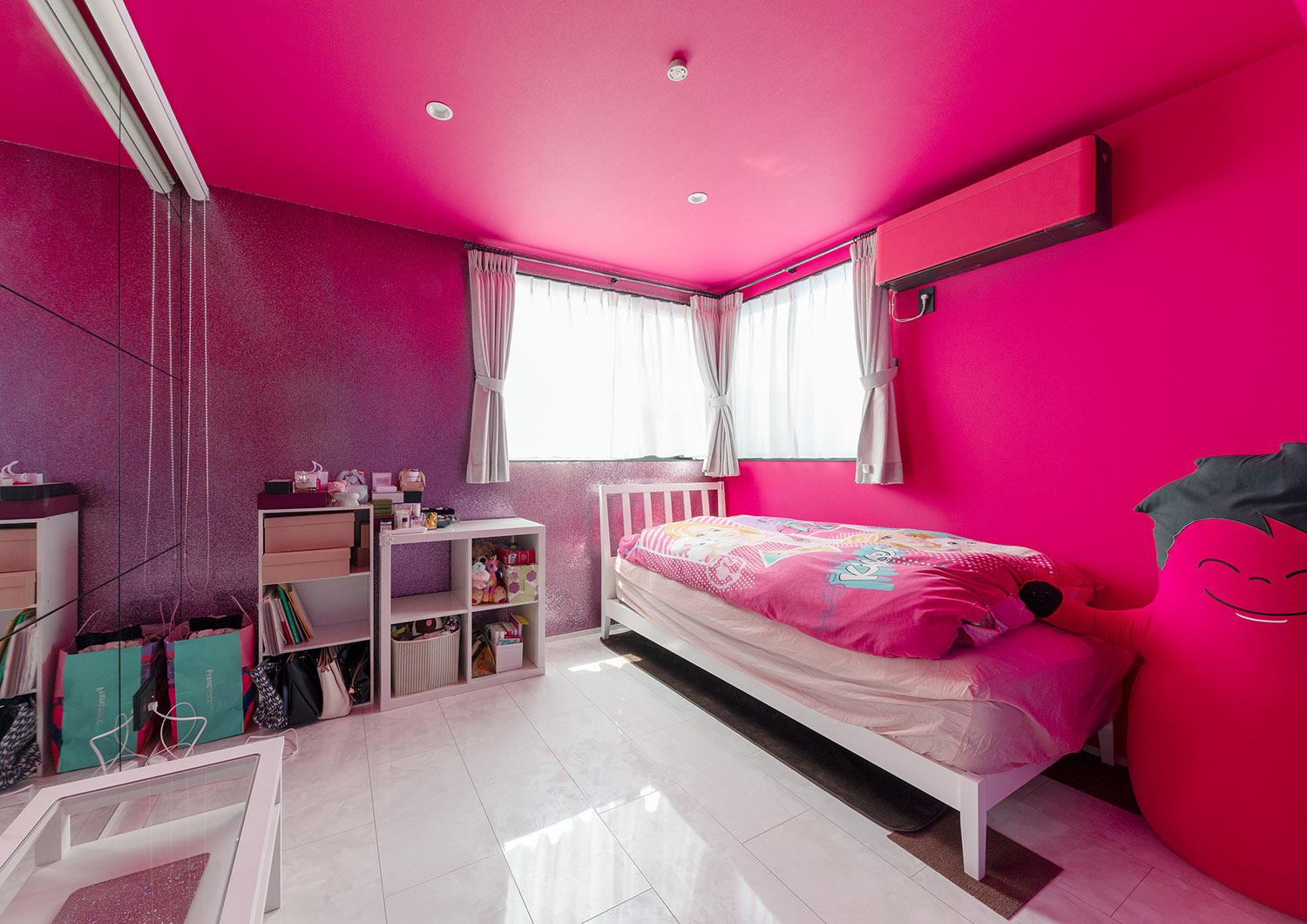 注文住宅・子供部屋・ピンクを基調とした・ビビッド 注文住宅・デザイン住宅建築実例_『CASE745 自由が丘の家』_子供部屋
