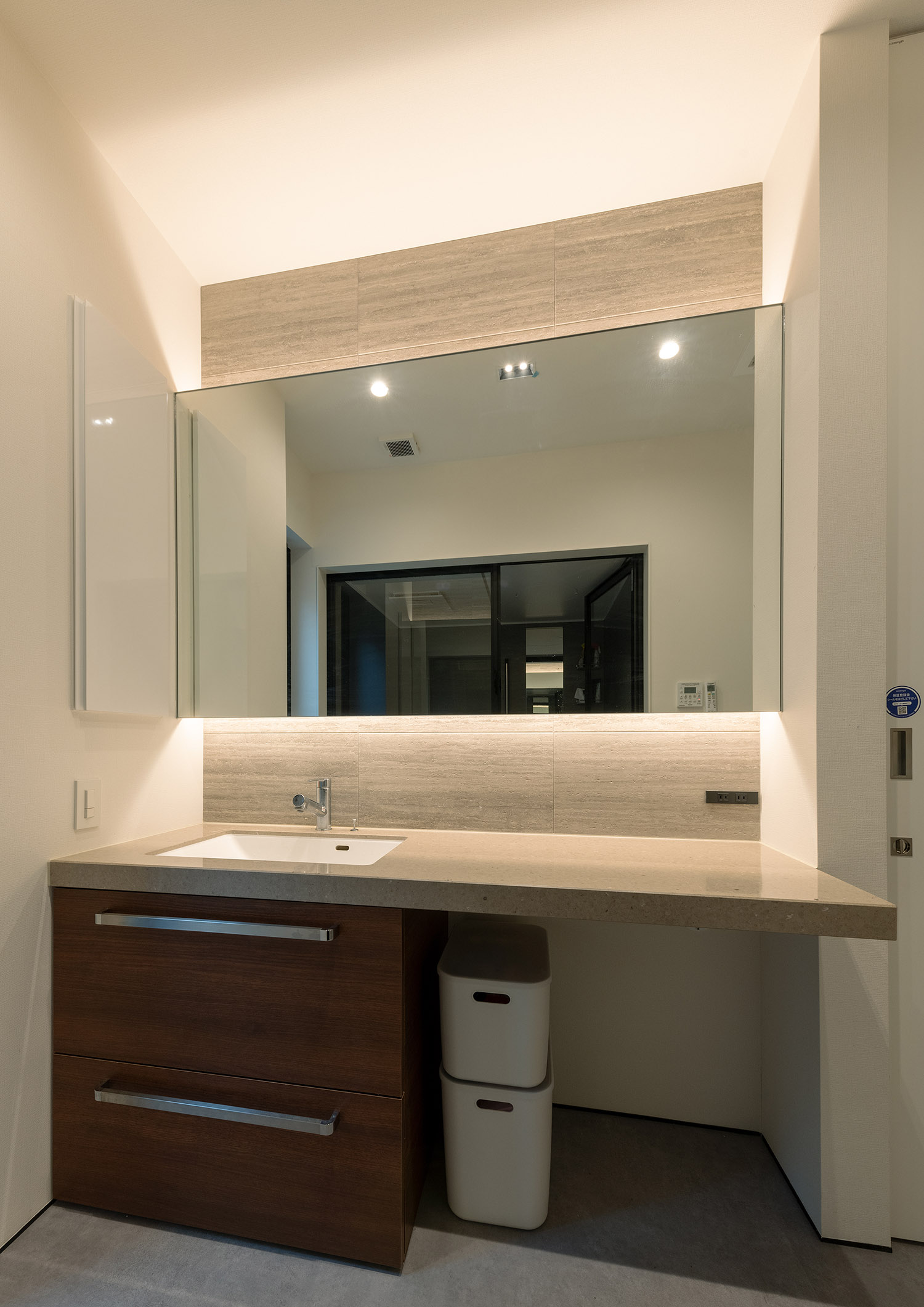 注文住宅・洗面所・清潔感のある・白を基調とした・パウダールーム 注文住宅・デザイン住宅建築実例_『CASE745 自由が丘の家』_浴室・洗面所