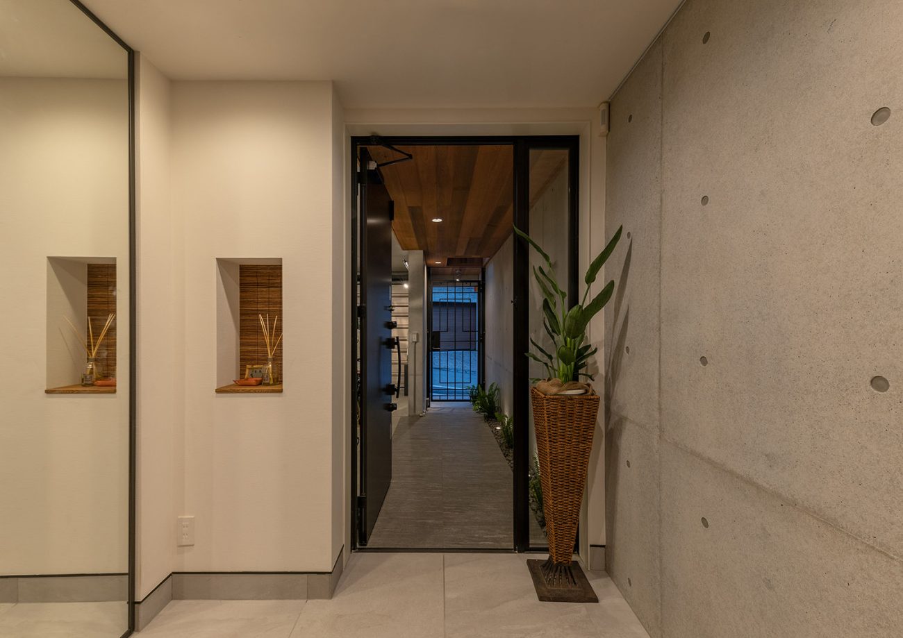 注文住宅・玄関・アプローチ・タイル・コンクリート 注文住宅・デザイン住宅建築実例_『CASE745 自由が丘の家』_玄関