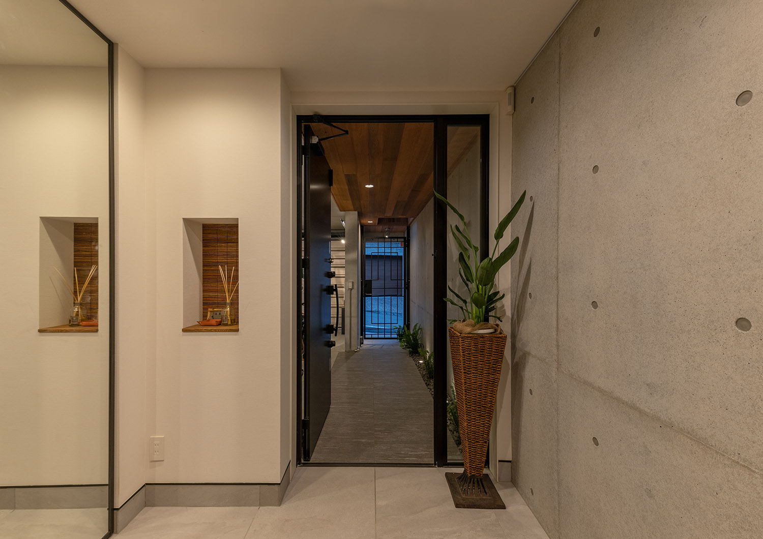 注文住宅・玄関・アプローチ・タイル・コンクリート 注文住宅・デザイン住宅建築実例_『CASE745 自由が丘の家』_玄関