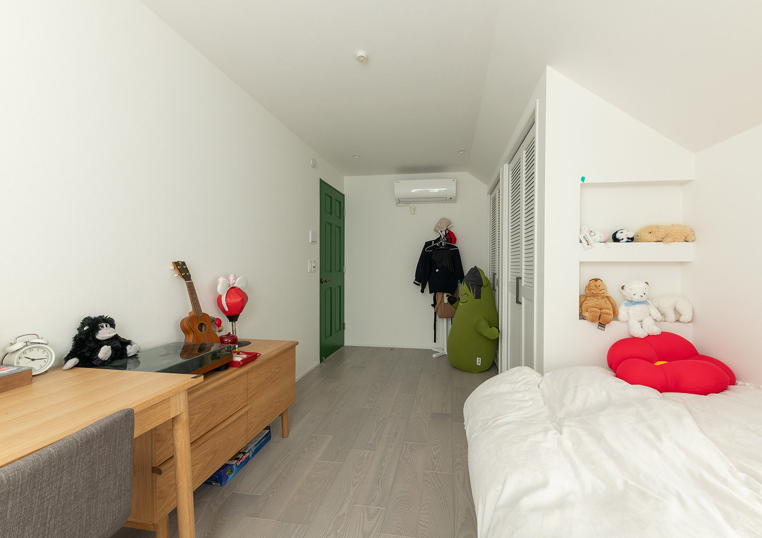 注文住宅・子供部屋・白を基調とした・明るい・アクセントドア 注文住宅・デザイン住宅建築実例_『CASE745 自由が丘の家』_子供部屋