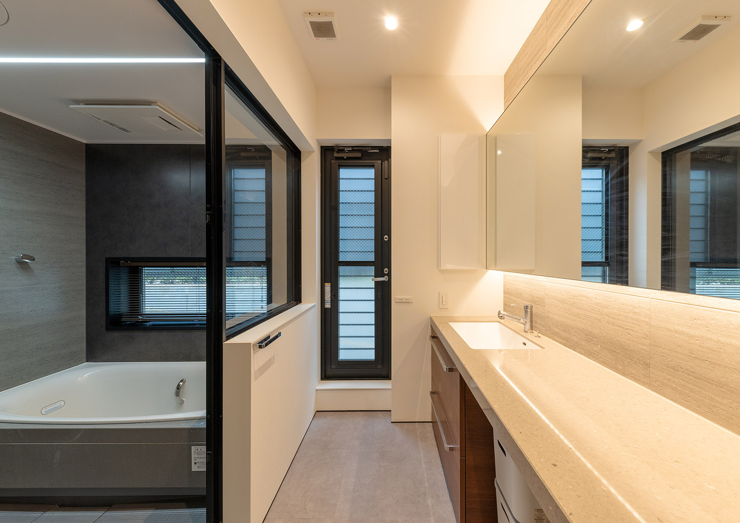 注文住宅・浴室・洗面所・ガラス扉・モノトーン 注文住宅・デザイン住宅建築実例_『CASE745 自由が丘の家』_浴室・洗面所