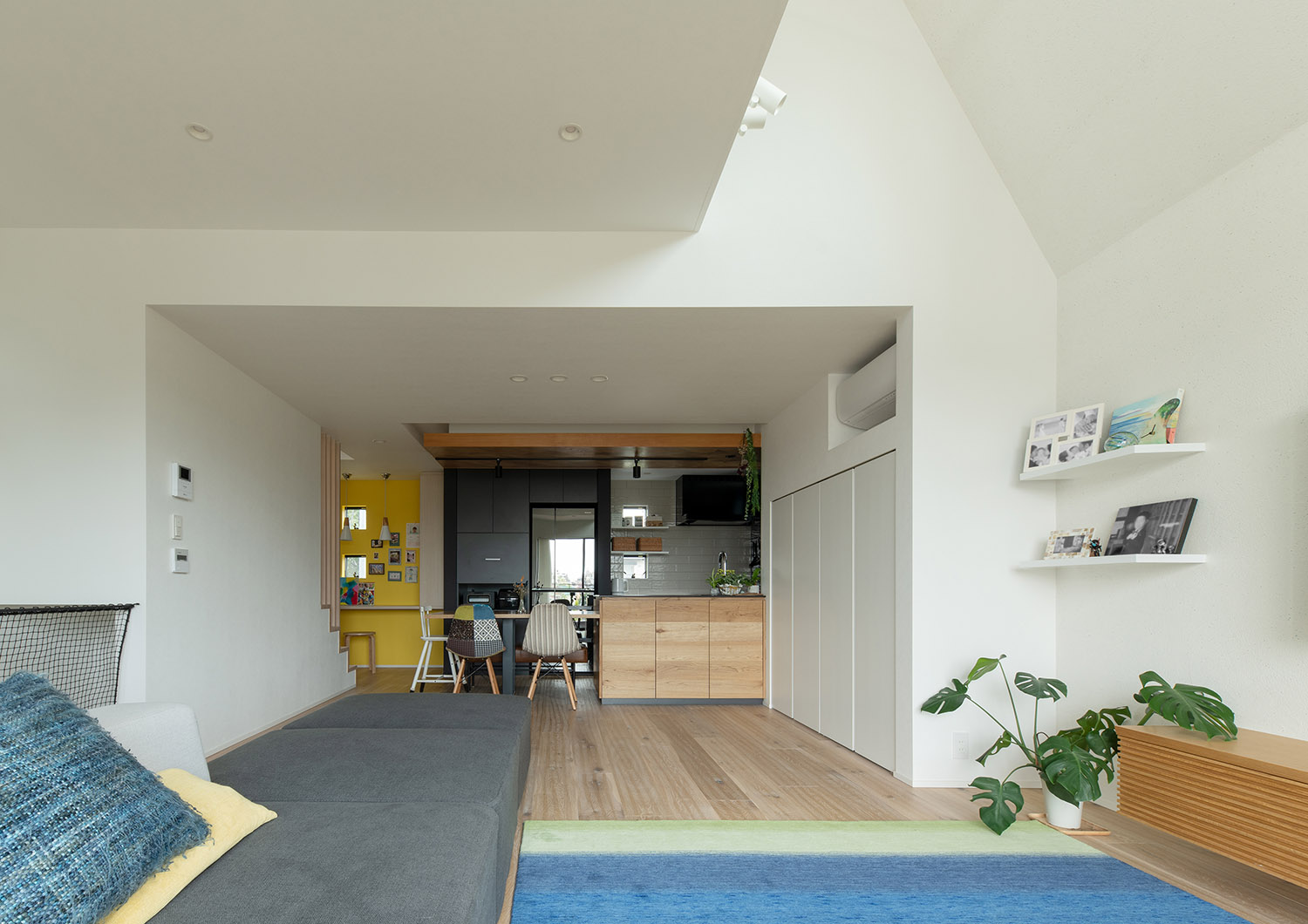 注文住宅・LDK・二階リビング・吹き抜け・天窓・開放感のある 注文住宅・デザイン住宅建築実例_『CASE746 outlook』_LDK