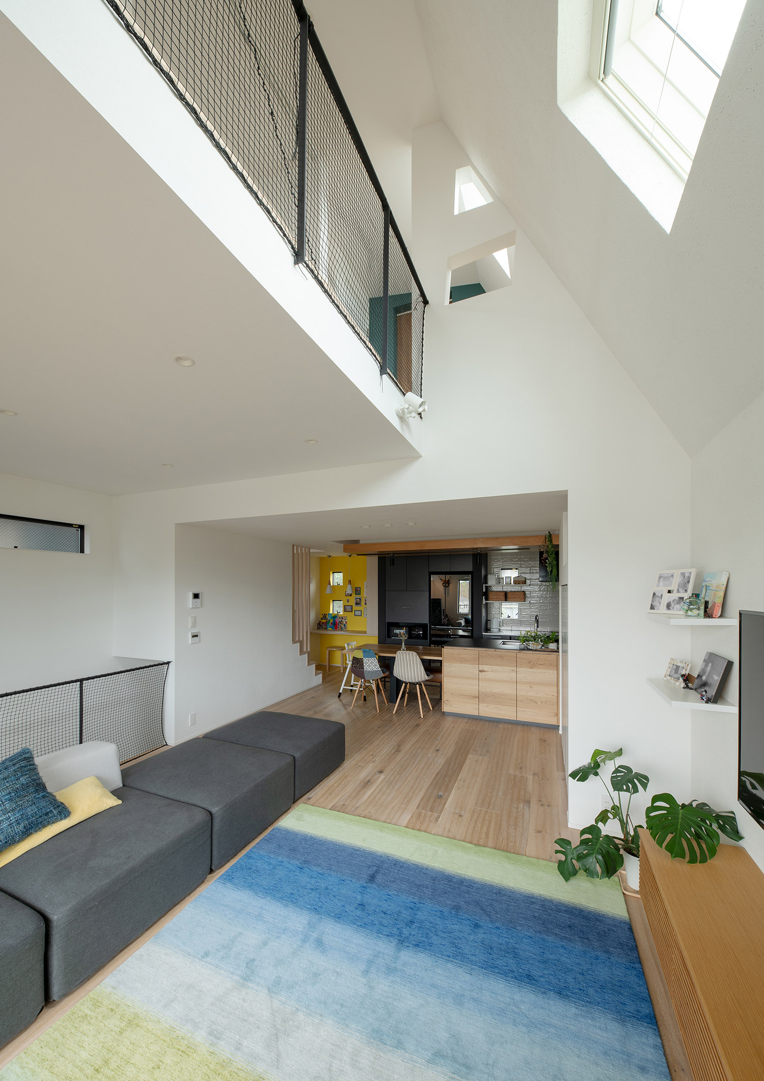 注文住宅・LDK・吹き抜け・天窓・開放感のある・明るい 注文住宅・デザイン住宅建築実例_『CASE746 outlook』_LDK