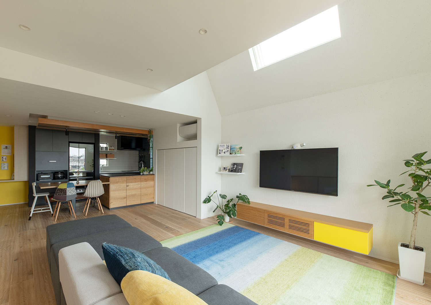 注文住宅・LDK・二階リビング・吹き抜け・天窓・開放感のある 注文住宅・デザイン住宅建築実例_『CASE746 outlook』_LDK