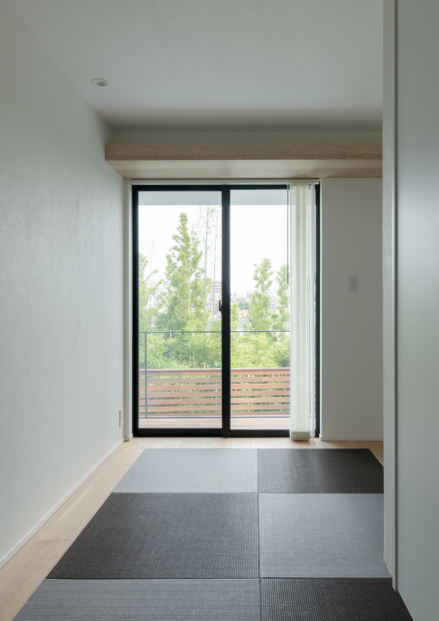 注文住宅・和室・畳スペース・黒の畳・バルコニーとつながる 注文住宅・デザイン住宅建築実例_『CASE746 outlook』_和室