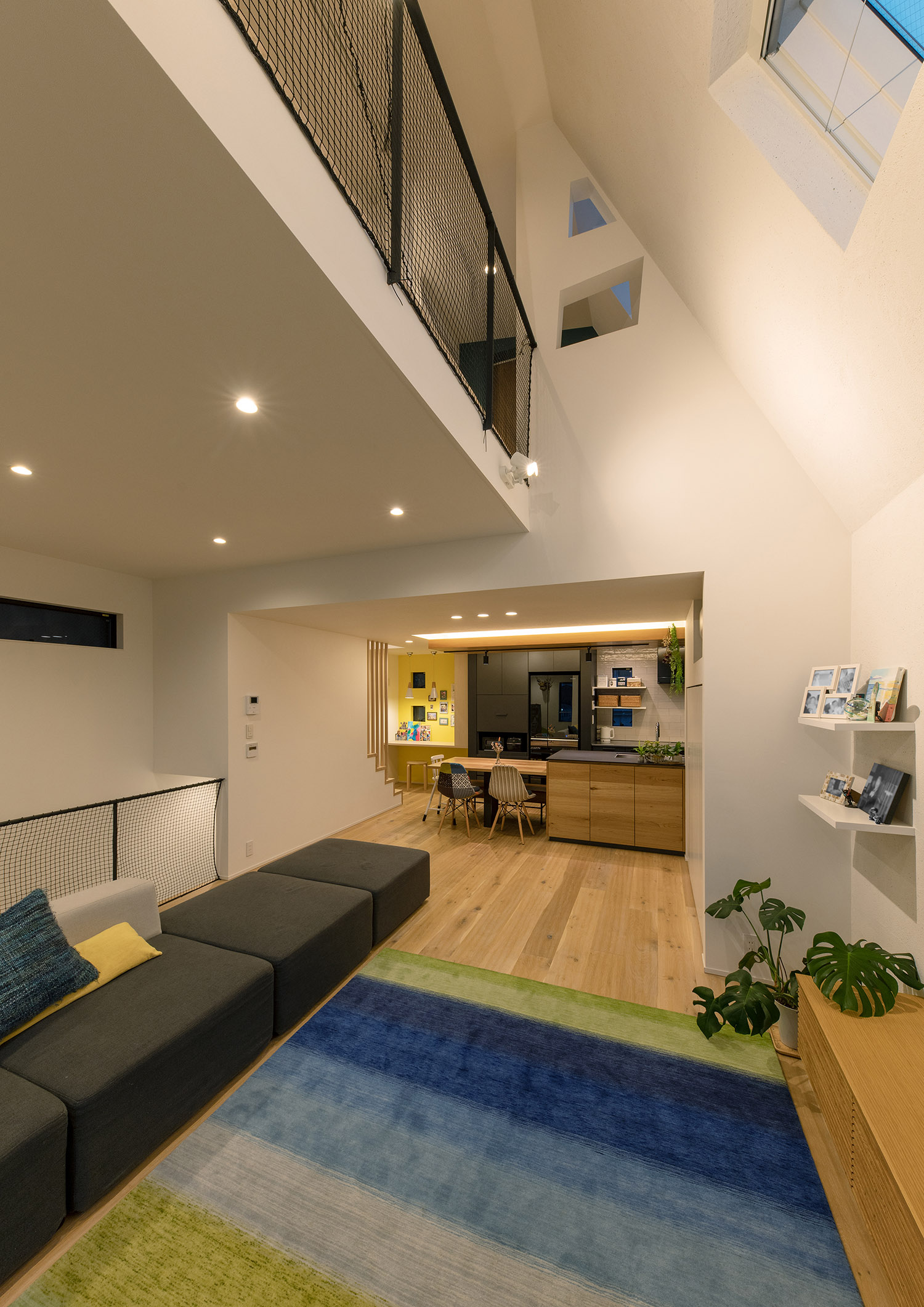 注文住宅・LDK・吹き抜け・天窓・開放感のある・明るい 注文住宅・デザイン住宅建築実例_『CASE746 outlook』_LDK