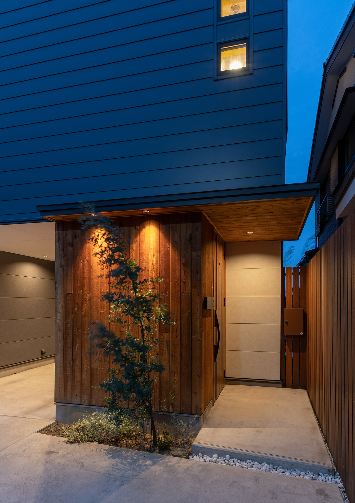 注文住宅・外観・玄関アプローチ・木の目隠し・軒天井 注文住宅・デザイン住宅建築実例_『CASE746 outlook』_外観