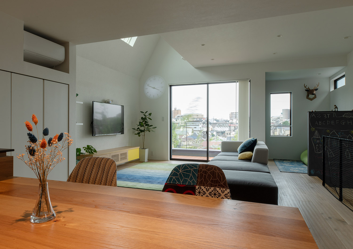 注文住宅・LDK・二階リビング・吹き抜け・天窓・バルコニーとつながる 注文住宅・デザイン住宅建築実例_『CASE746 outlook』_LDK