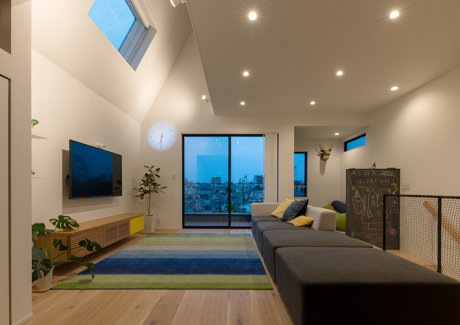 注文住宅・LDK・二階リビング・吹き抜け・天窓・バルコニーとつながる 注文住宅・デザイン住宅建築実例_『CASE746 outlook』_LDK