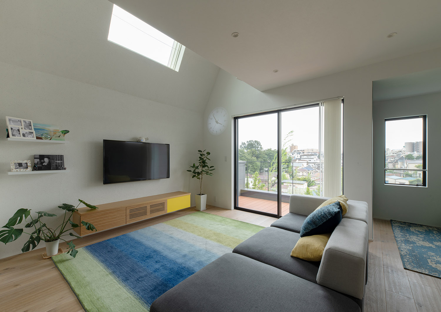 注文住宅・LDK・二階リビング・吹き抜け・天窓・バルコニーとつながる 注文住宅・デザイン住宅建築実例_『CASE746 outlook』_LDK