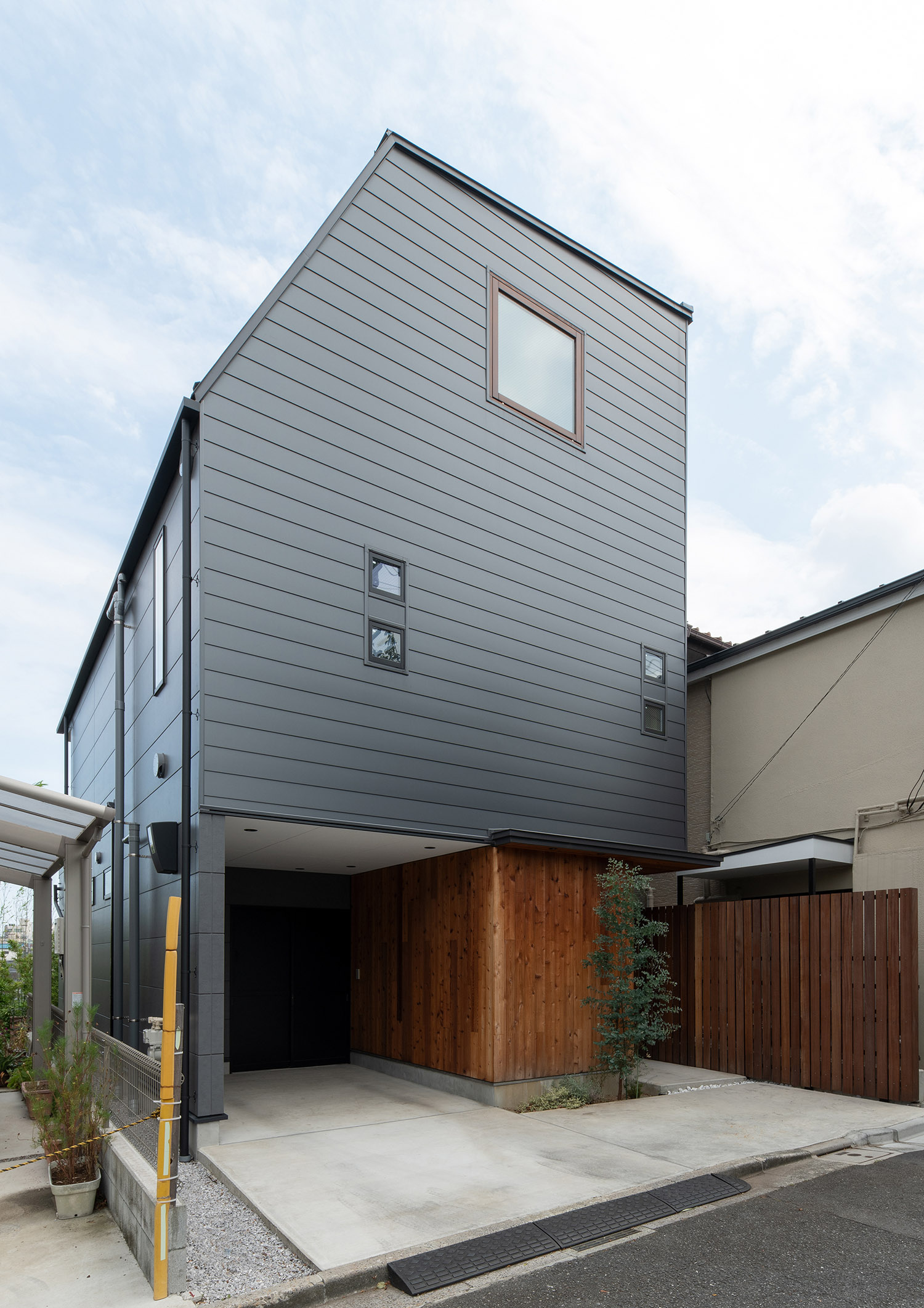 注文住宅・外観・三階建て・黒・インナーガレージ・木の目隠し 注文住宅・デザイン住宅建築実例_『CASE746 outlook』_外観