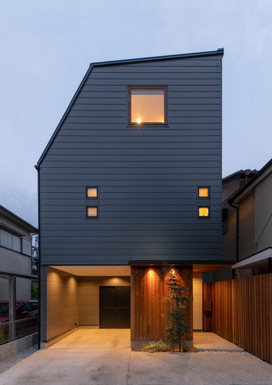 注文住宅・外観・三階建て・黒・インナーガレージ・木の目隠し 注文住宅・デザイン住宅建築実例_『CASE746 outlook』_外観
