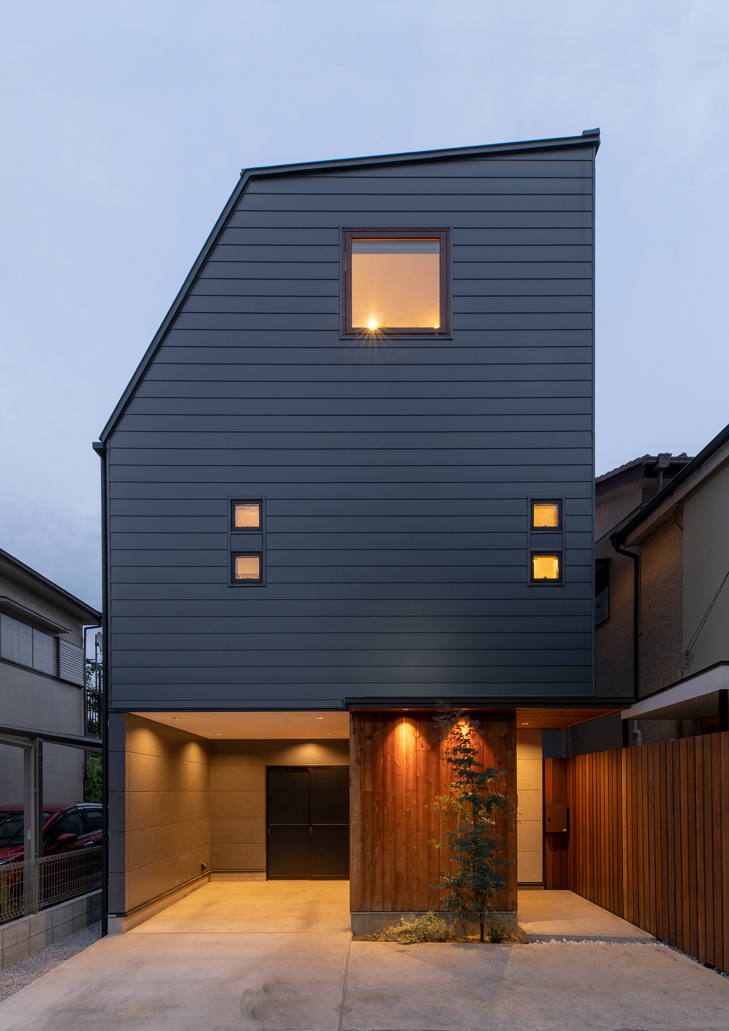 注文住宅・外観・三階建て・黒・インナーガレージ・木の目隠し 注文住宅・デザイン住宅建築実例_『CASE746 outlook』_外観