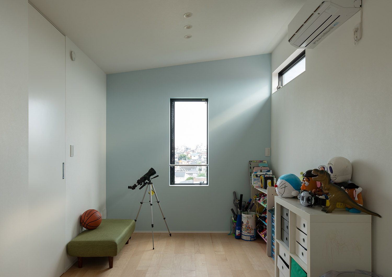 注文住宅・子供部屋・アクセントクロス・スリット窓 注文住宅・デザイン住宅建築実例_『CASE746 outlook』_子供部屋