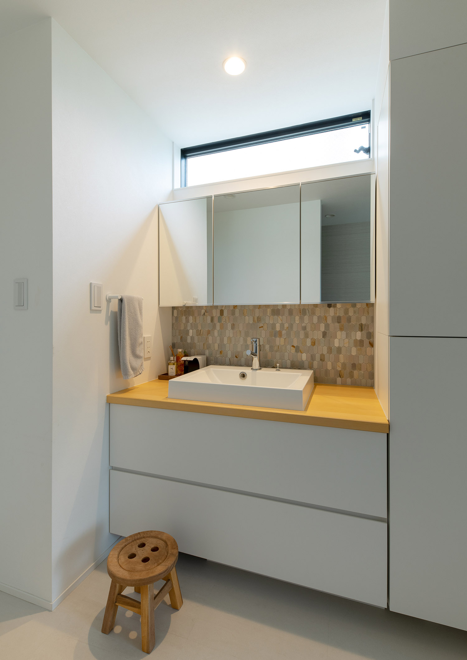 注文住宅・洗面所・スリット窓・収納・清潔感のある 注文住宅・デザイン住宅建築実例_『CASE746 outlook』_浴室・洗面所