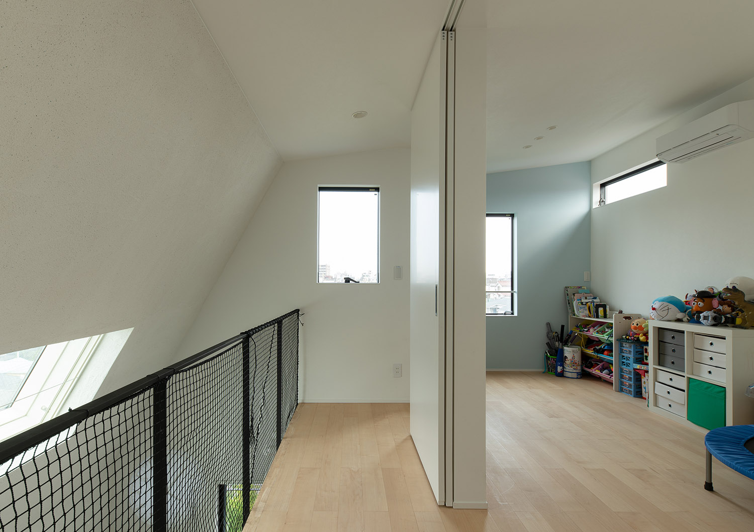 注文住宅・子供部屋・アクセントクロス・仕切り・スリット窓 注文住宅・デザイン住宅建築実例_『CASE746 outlook』_子供部屋