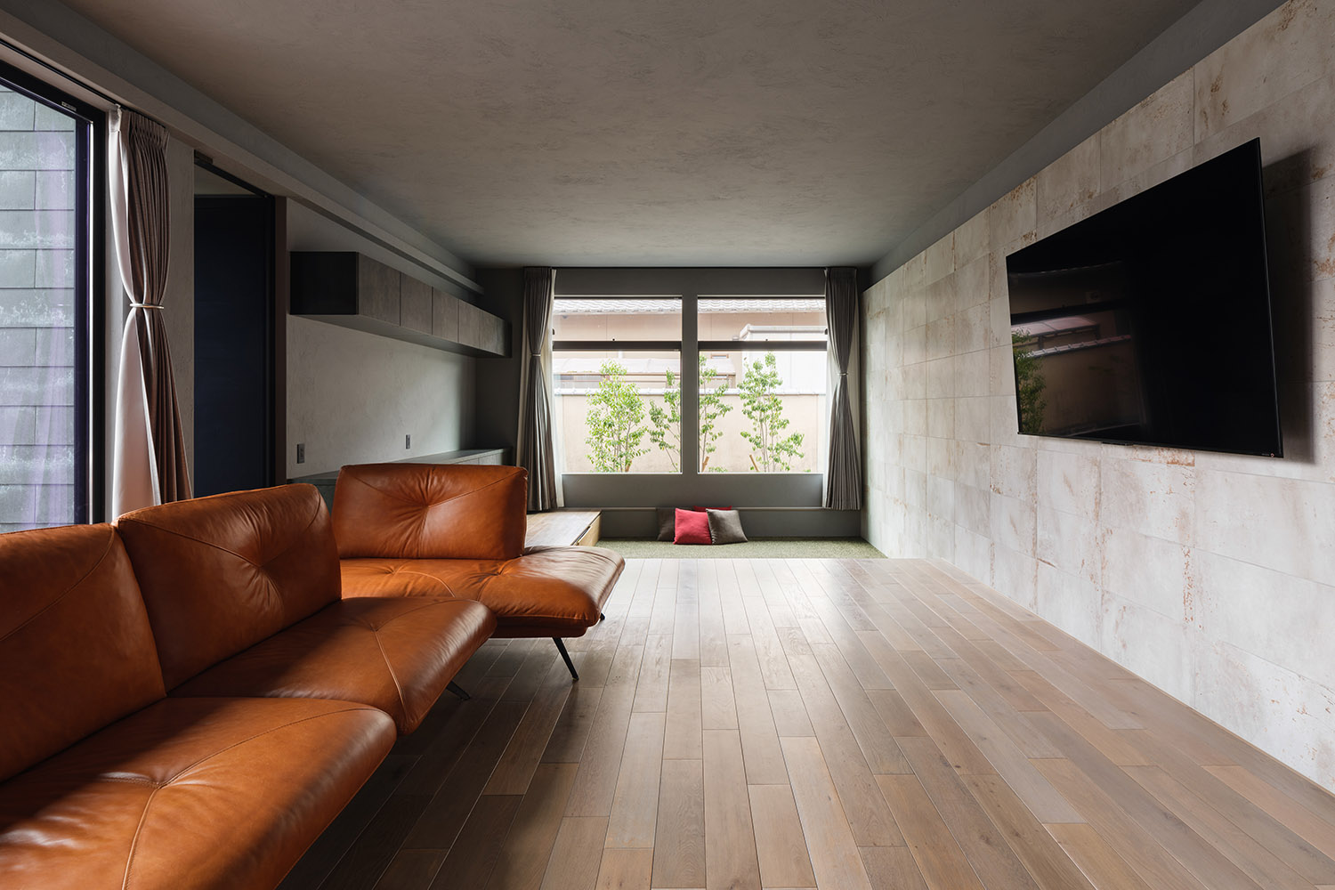 注文住宅・LDK・漆喰壁・ダウンリビング・カーペット・タイル壁 注文住宅・デザイン住宅建築実例_『CASE747 濃漆喰の家』_LDK