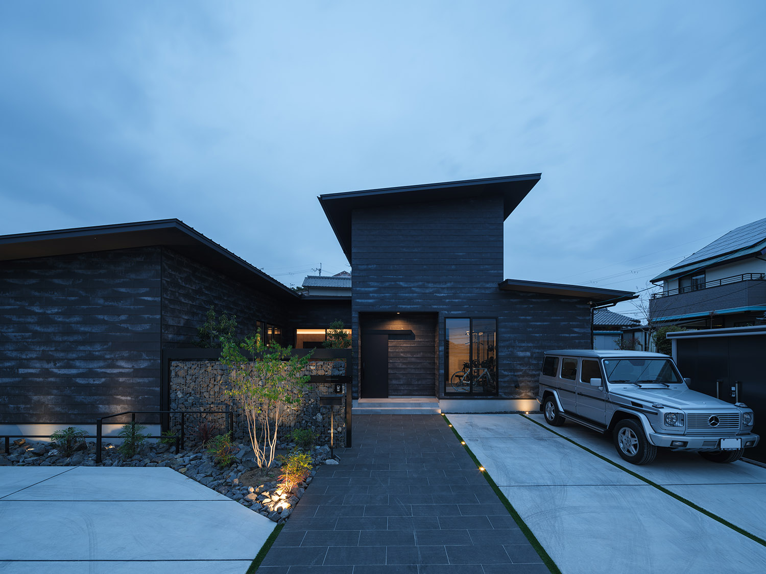 注文住宅・外観・黒を基調とした・レンガ調・屋外照明 注文住宅・デザイン住宅建築実例_『CASE747 濃漆喰の家』_外観