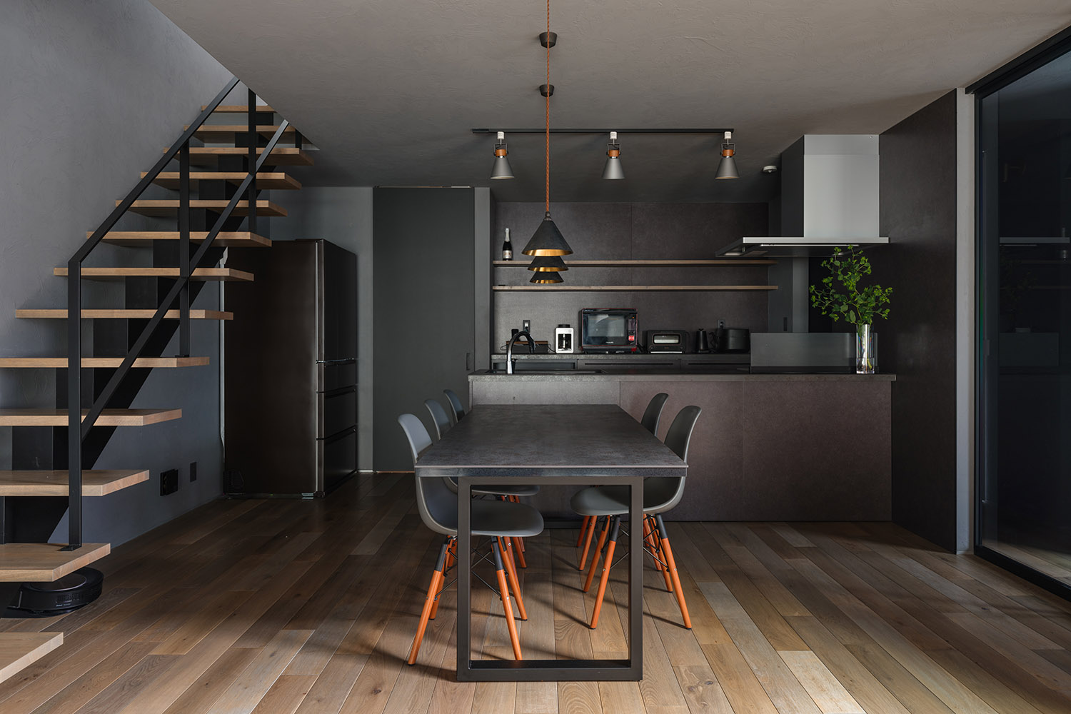 注文住宅・LDK・キッチン・黒を基調とした・ペニンシュラキッチン・ペンダントライト 注文住宅・デザイン住宅建築実例_『CASE747 濃漆喰の家』_LDK