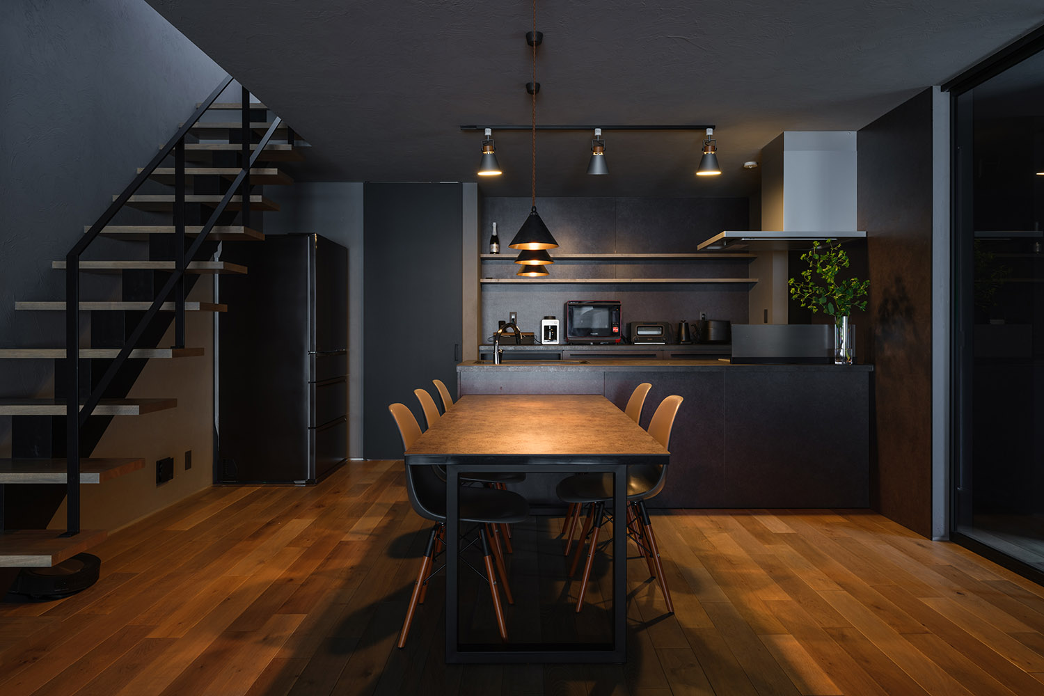 注文住宅・LDK・キッチン・黒を基調とした・ペニンシュラキッチン・ペンダントライト 注文住宅・デザイン住宅建築実例_『CASE747 濃漆喰の家』_LDK