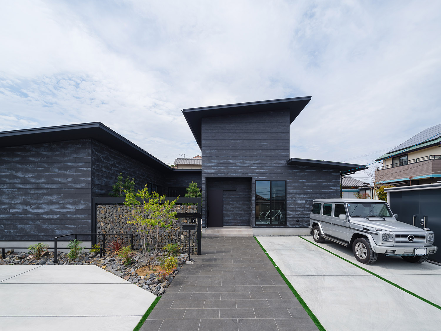 平屋部分と二階建て部分が入り組んでいるような外観