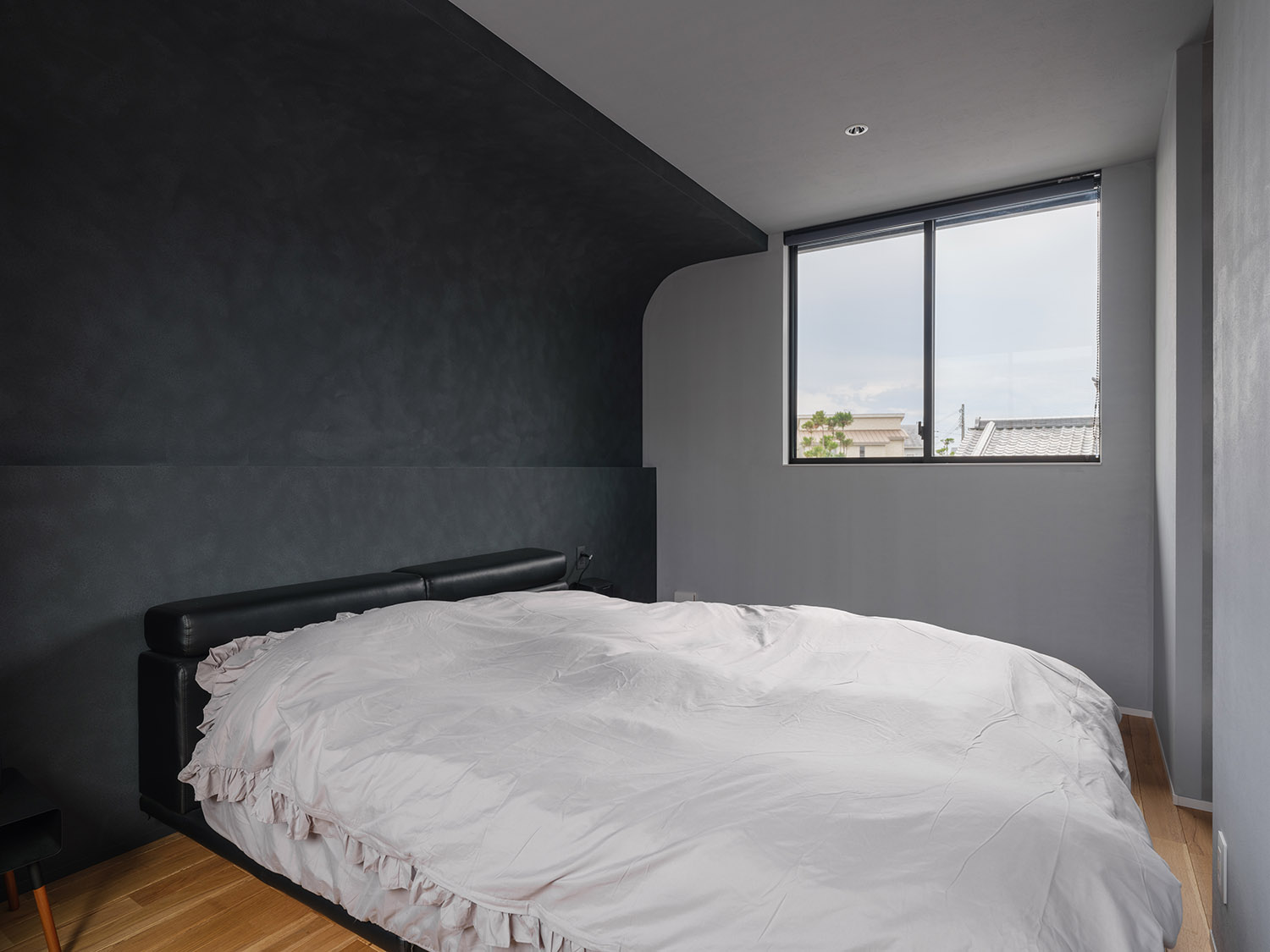 注文住宅・寝室・黒を基調とした・角を丸くする 注文住宅・デザイン住宅建築実例_『CASE747 濃漆喰の家』_寝室