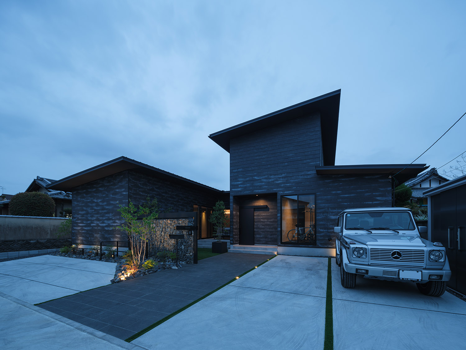 注文住宅・外観・黒を基調とした・レンガ調・屋外照明 注文住宅・デザイン住宅建築実例_『CASE747 濃漆喰の家』_外観