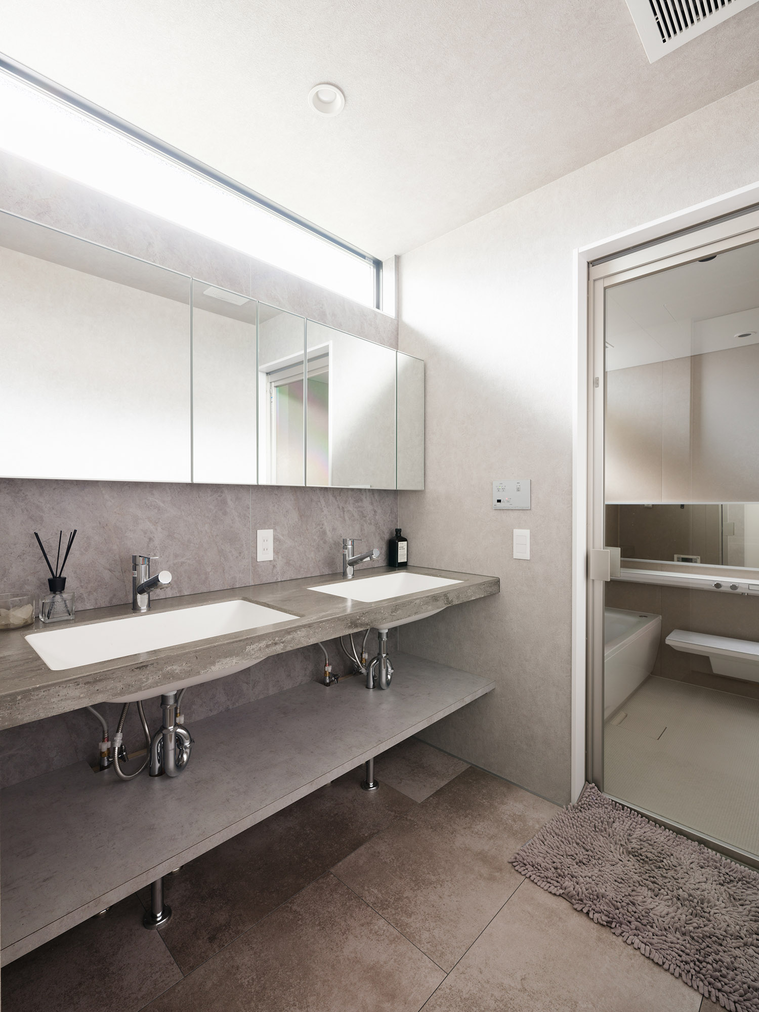 注文住宅・洗面所・2ボウル・スリット窓・明るい・グレー・ 注文住宅・デザイン住宅建築実例_『CASE747 濃漆喰の家』_浴室・洗面所