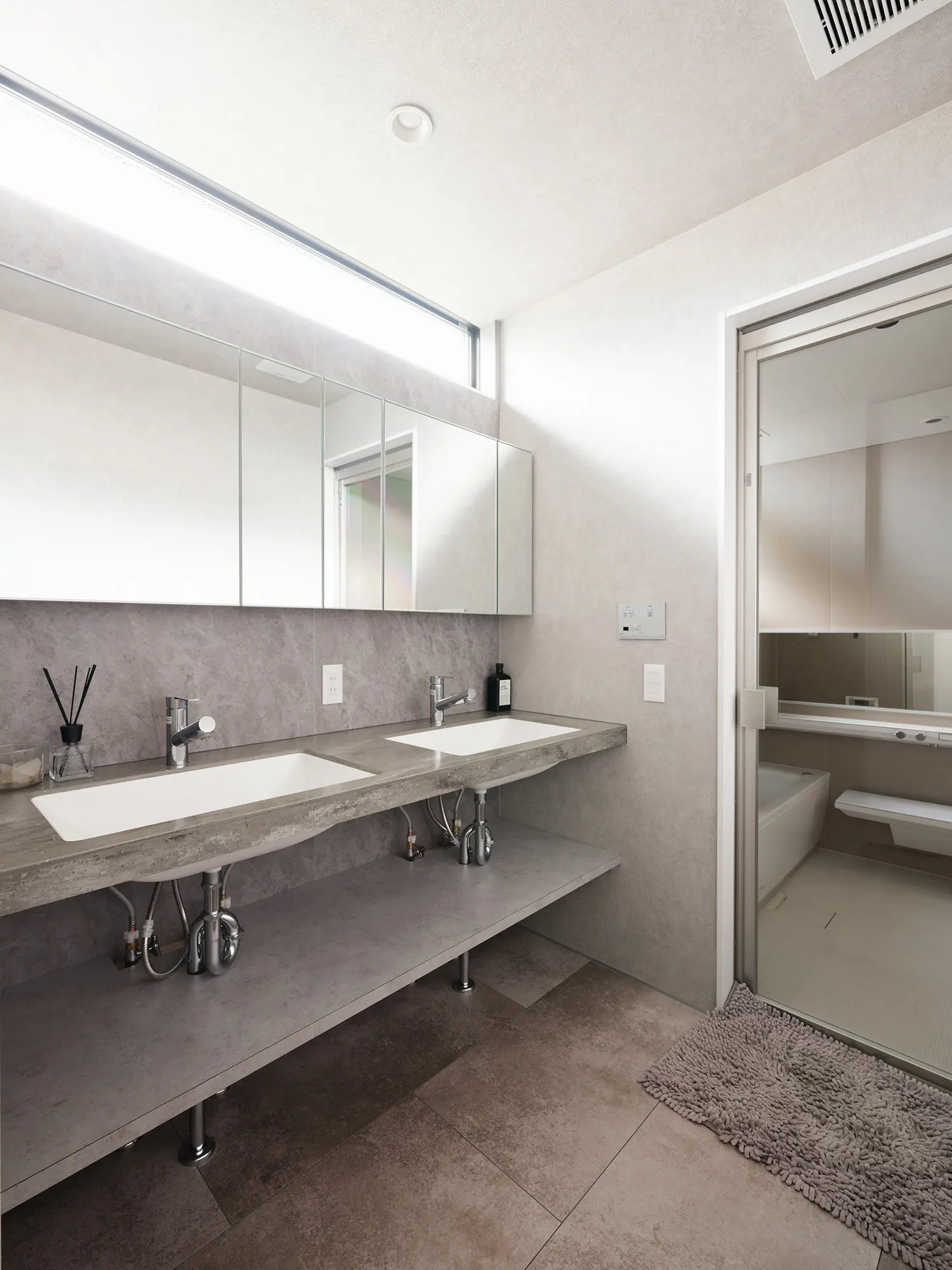 洗練されたカウンター一体型タイプの洗面台