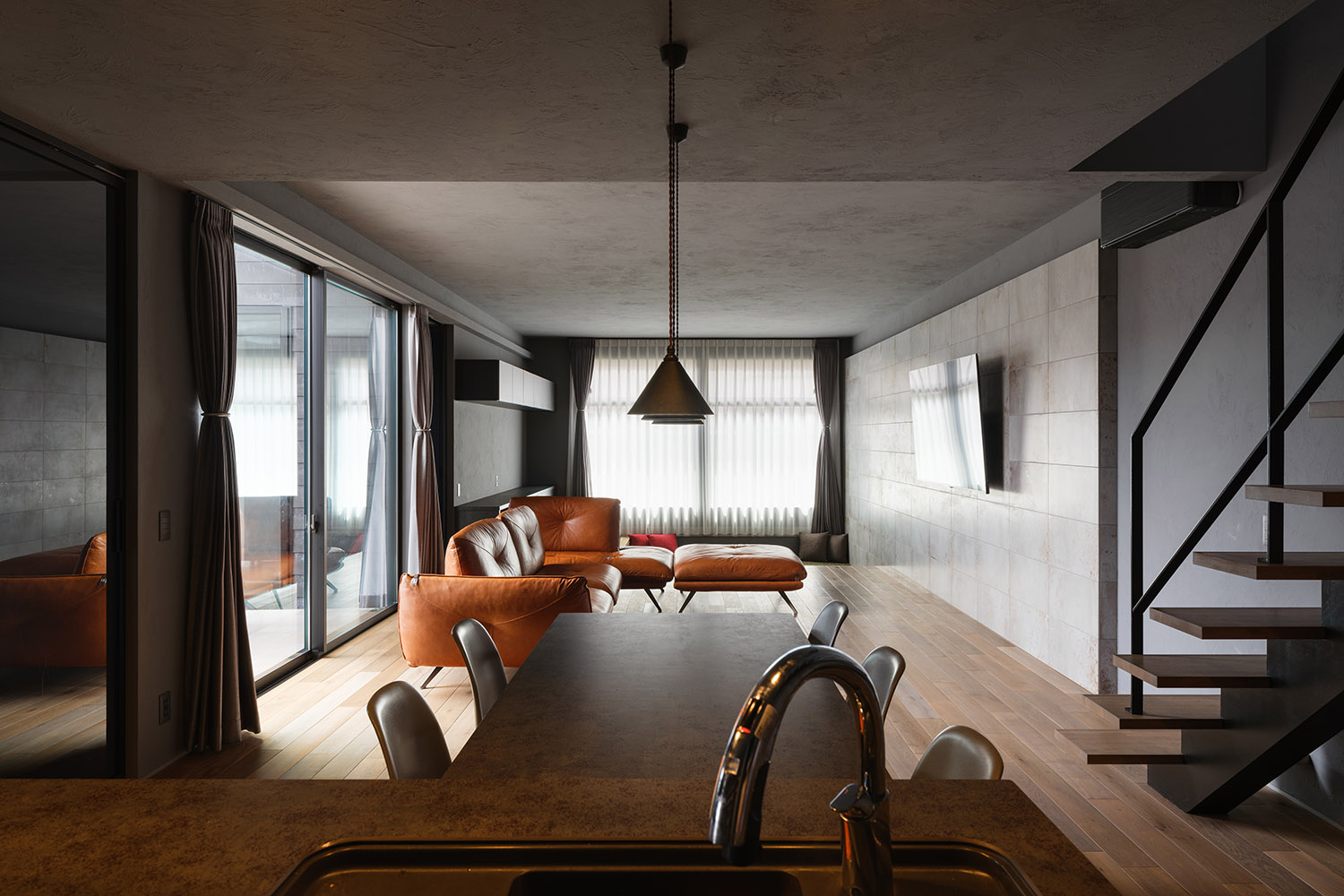 注文住宅・LDK・漆喰壁・タイル壁・黒を基調とした 注文住宅・デザイン住宅建築実例_『CASE747 濃漆喰の家』_LDK